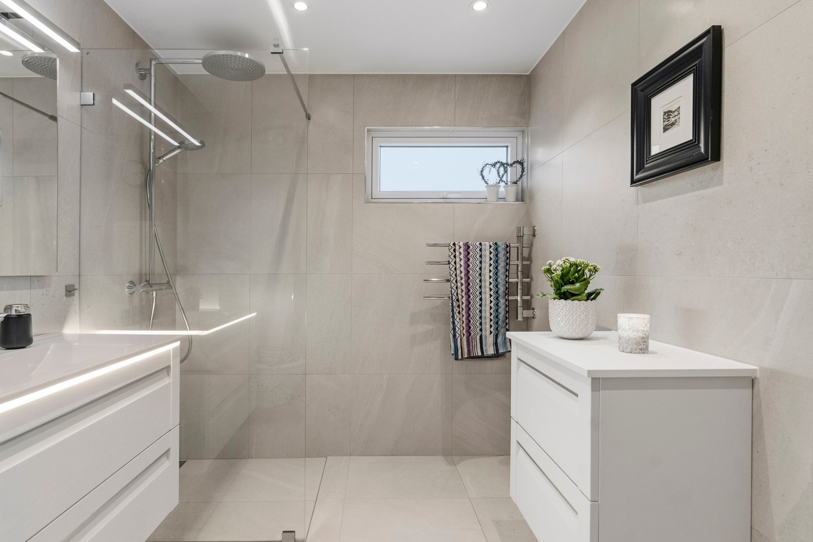 Romslig bad med tidsriktig standard og en praktisk planløsning. Galleribilde