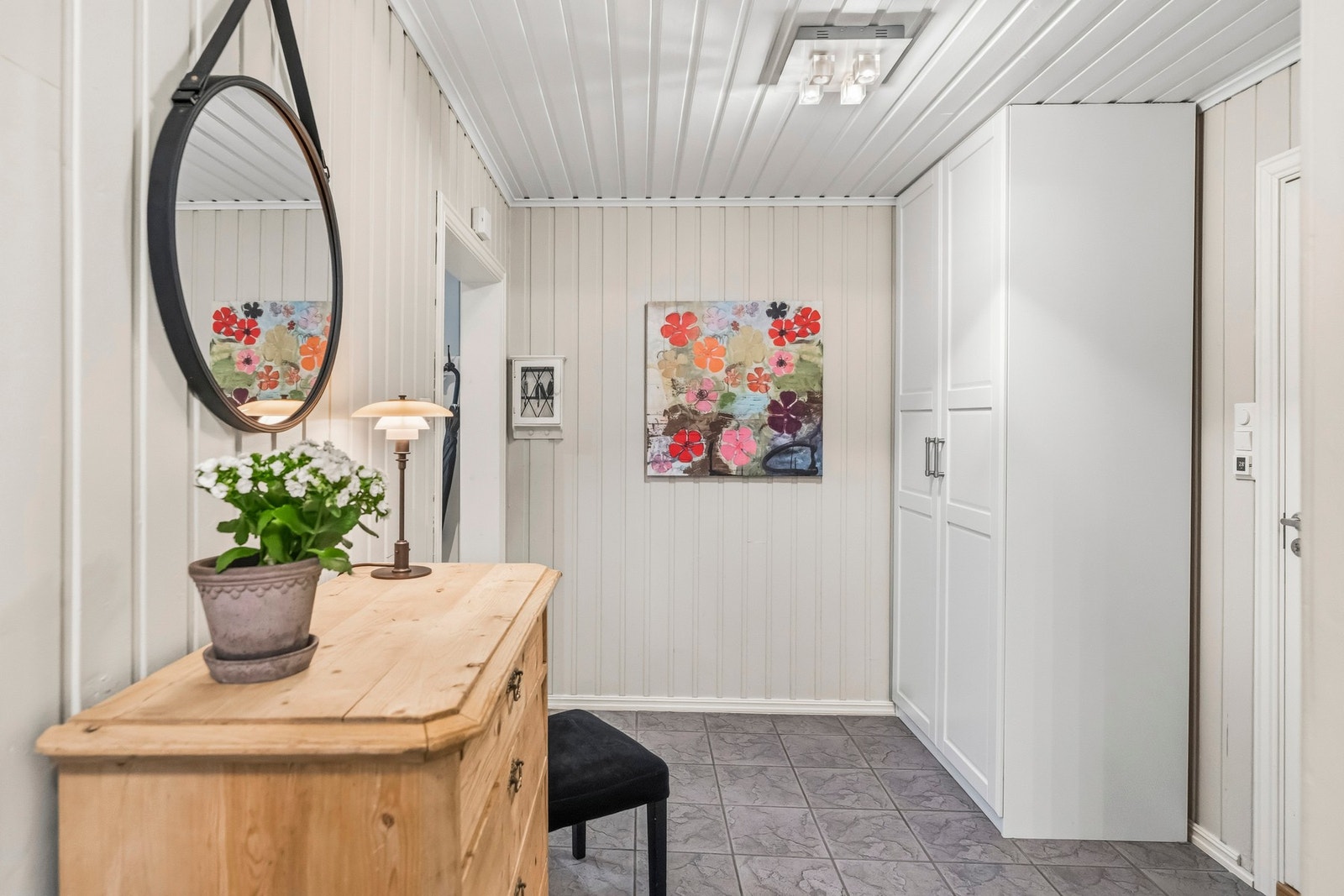 Det er godt med oppbevaringsplass i boligen. Galleribilde