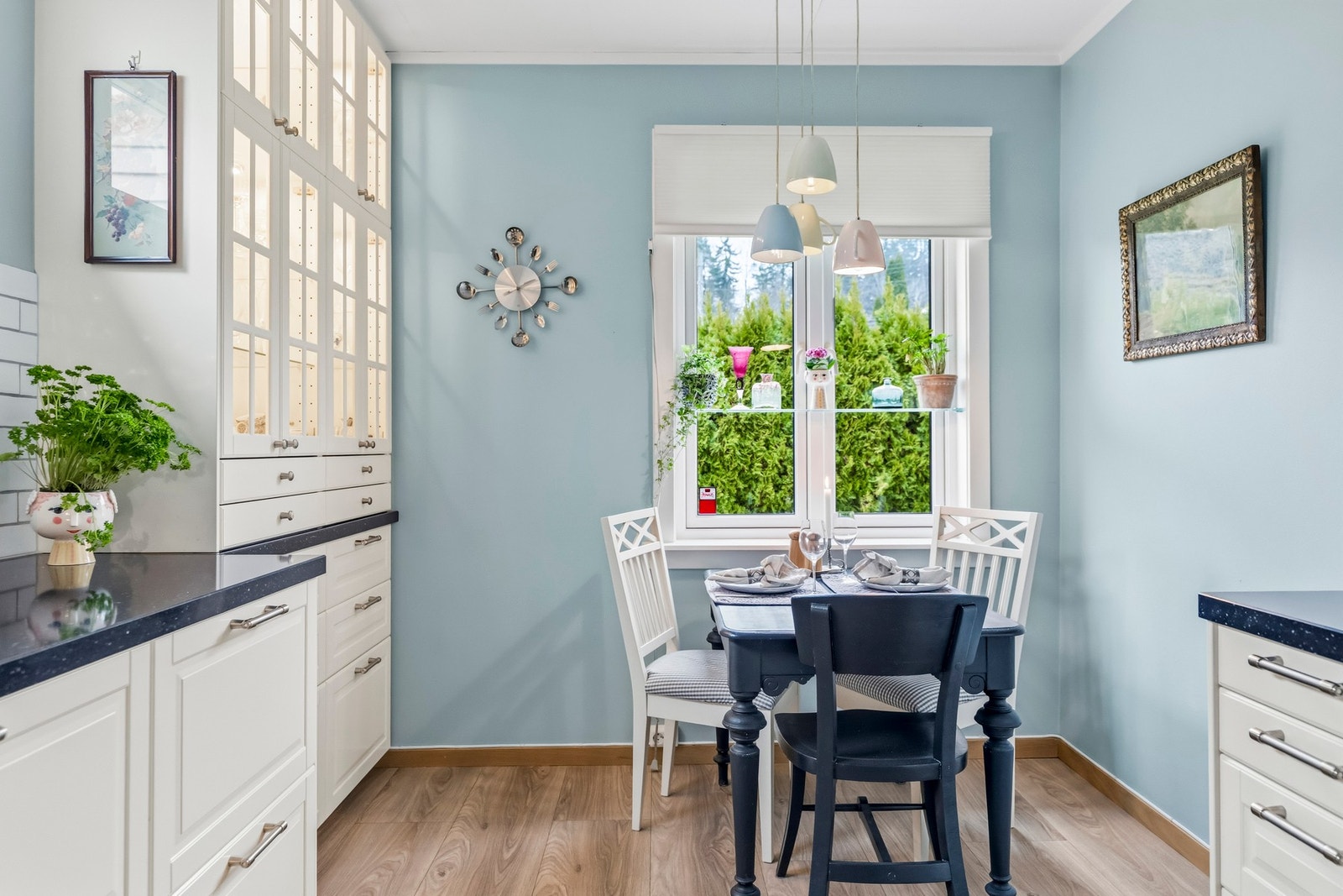 Rommet har rikelig med vindusflater. Galleribilde