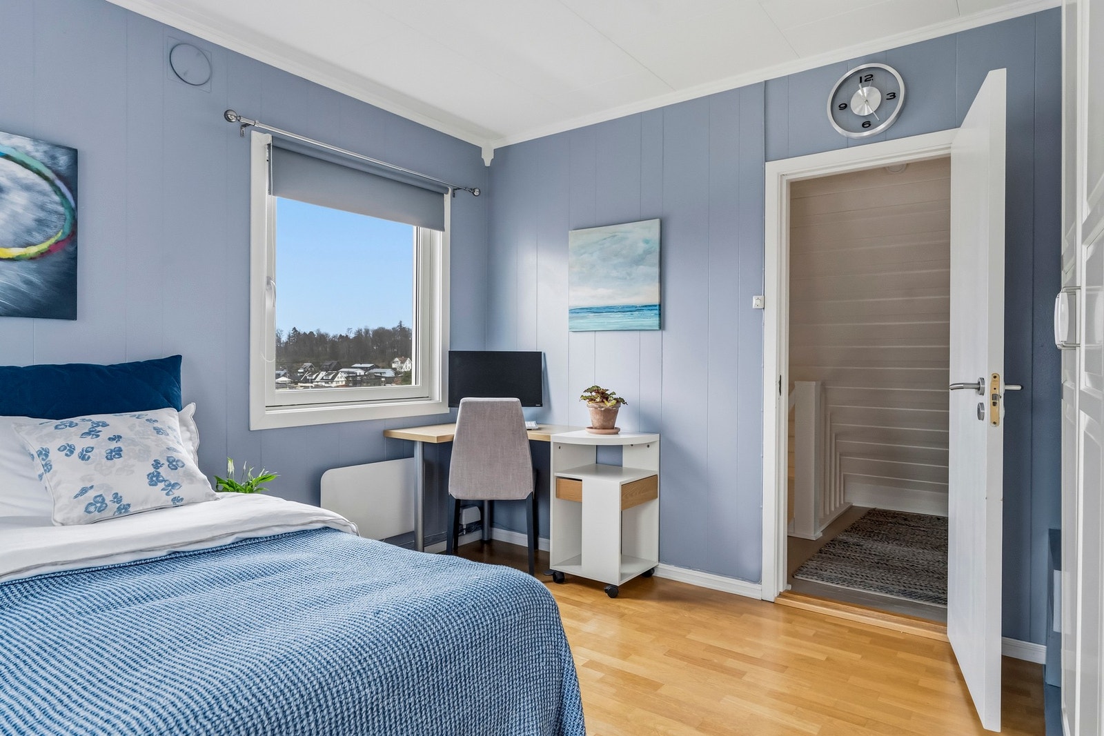 Fra hovedsoverommet har du direkte utgang til terrassen. Galleribilde