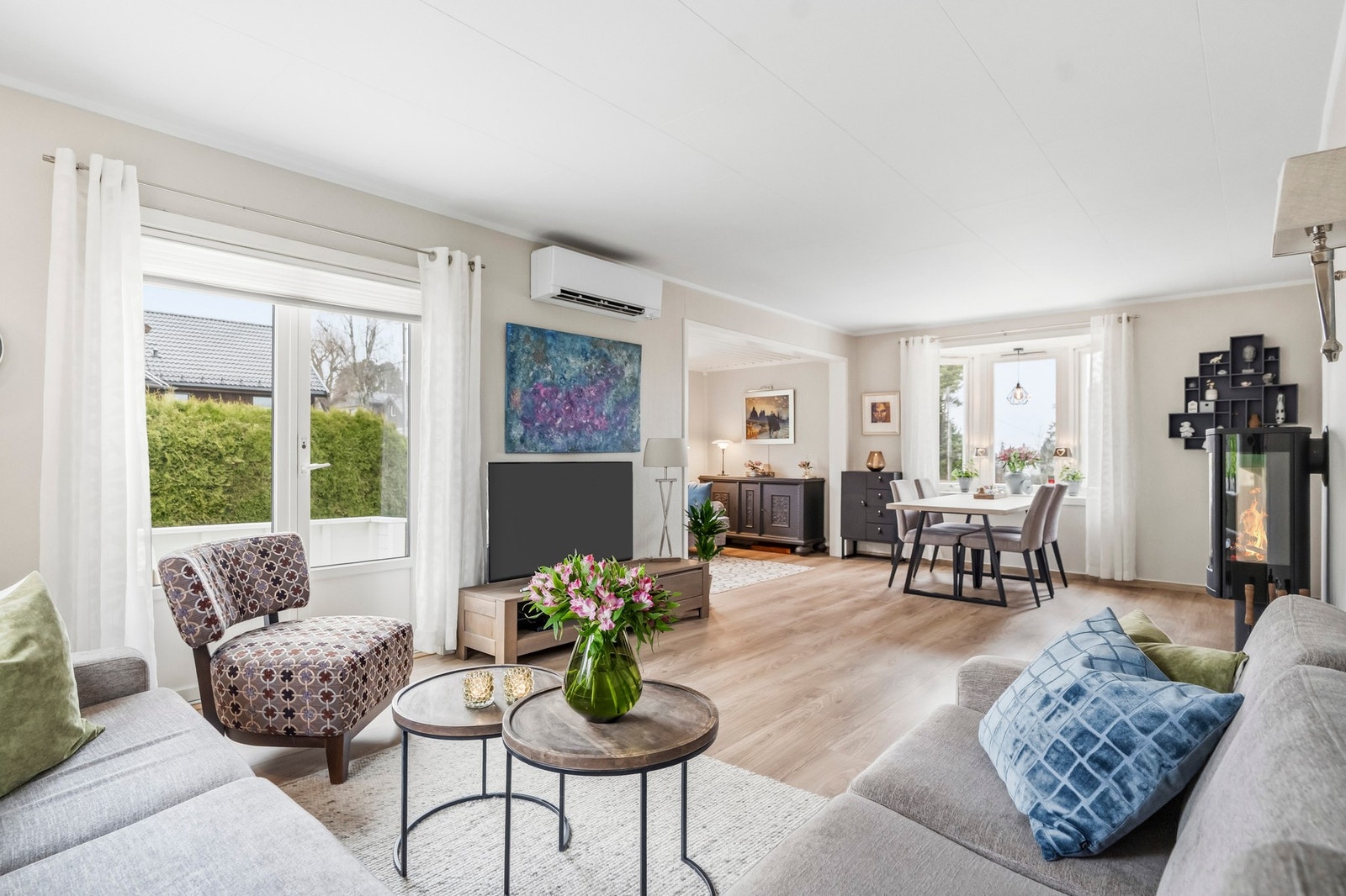 Lysinnslipp fra store vinduer gir en luftig og åpen følelse. Galleribilde