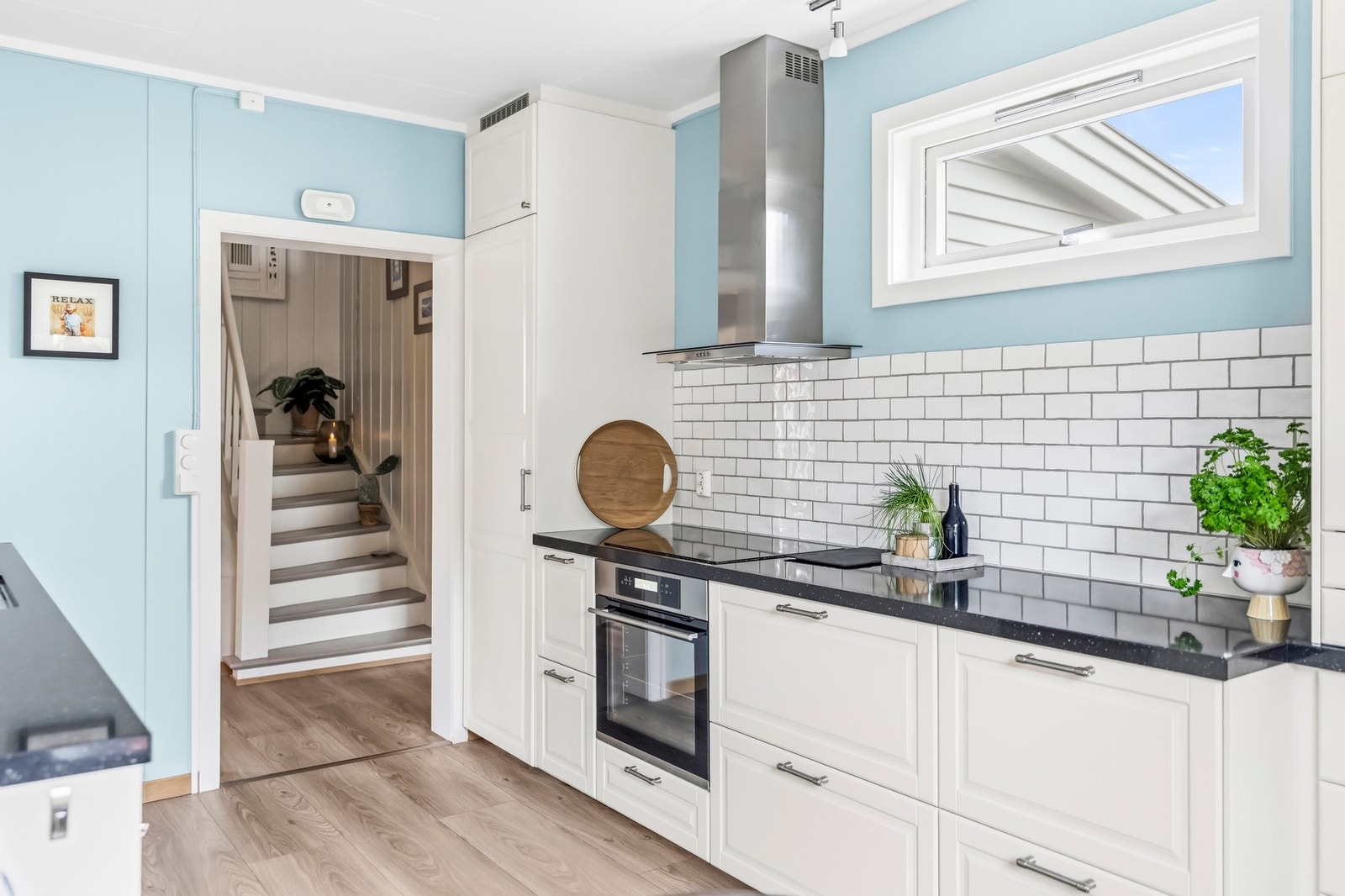 Det er rikelig med skap- og benkeplass. Galleribilde