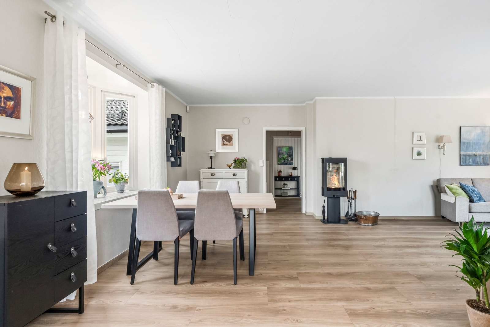 Rommet får rikelig med naturlig lys inn. Galleribilde