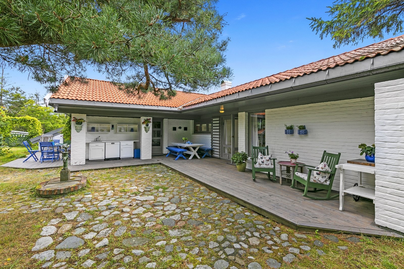 Uteplass med terrasse mot nordvest. Her er det utekjøkken. Galleribilde