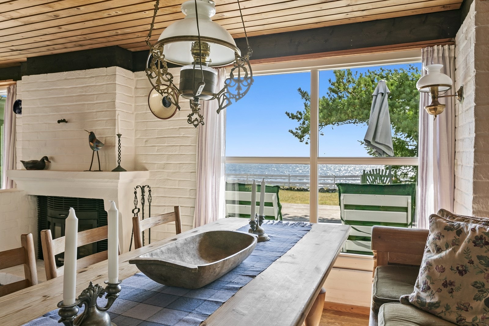 Peisestua inneholder murt peis med innsats. Galleribilde