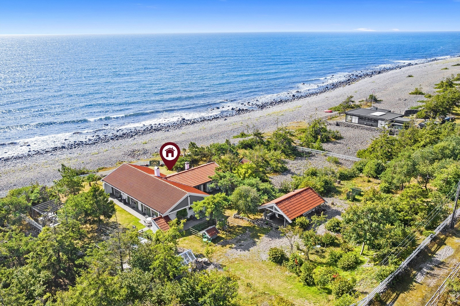 Eiendommen består av fritidsbolig fra 1966 med tilbygg fra 1987, samt utebod fra 1997. Galleribilde