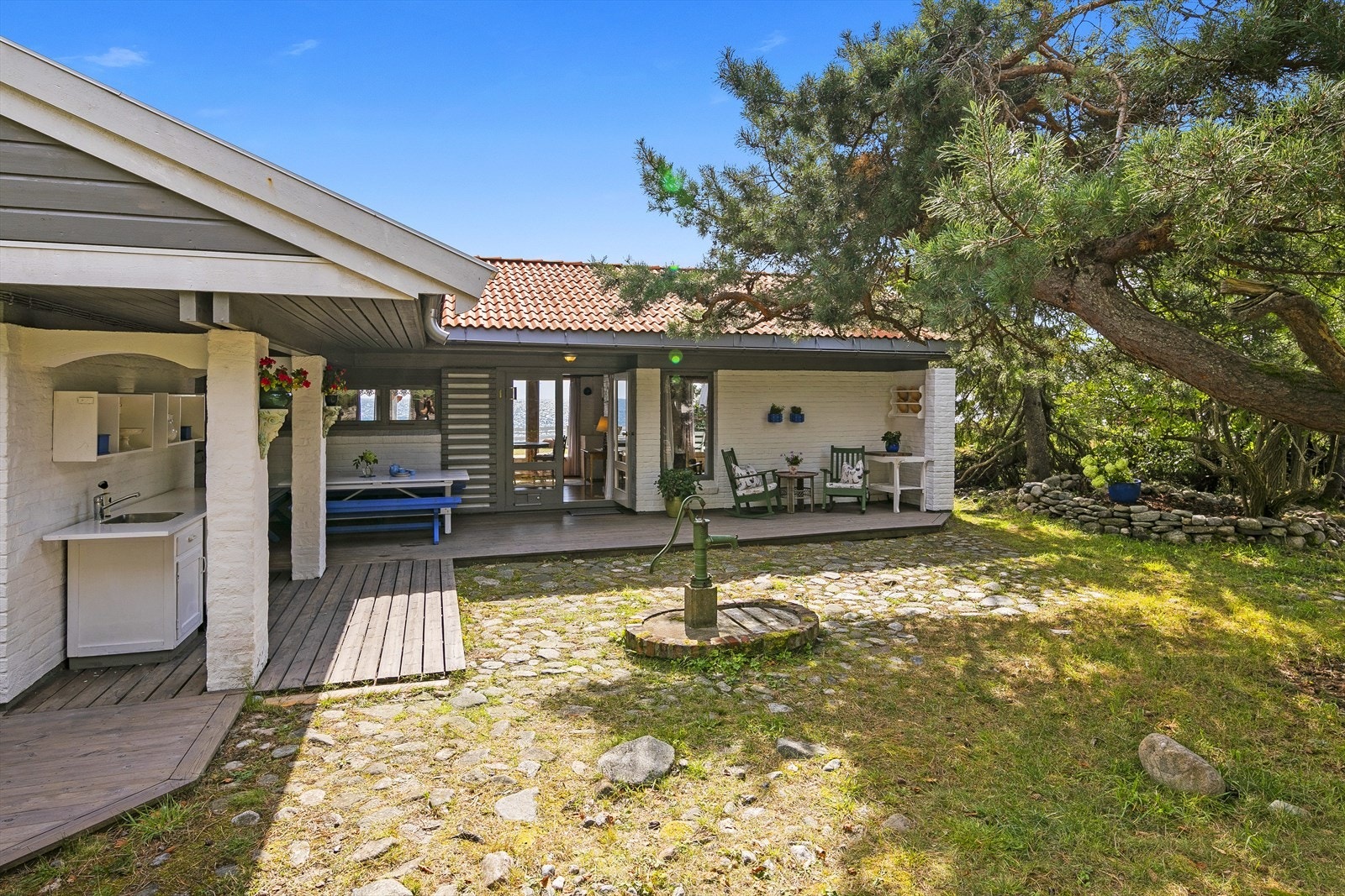 Fra terrassen er det inngang til kjøkken og peisestue som ligger i den opprinnelige delen av hytta. Galleribilde