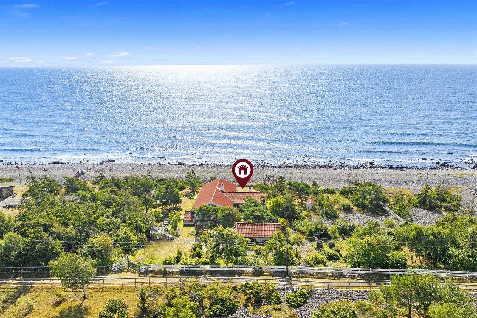 Eiendommen ligger på "utsia" av Jomfruland og har storslått utsikt og gode solforhold. Galleribilde