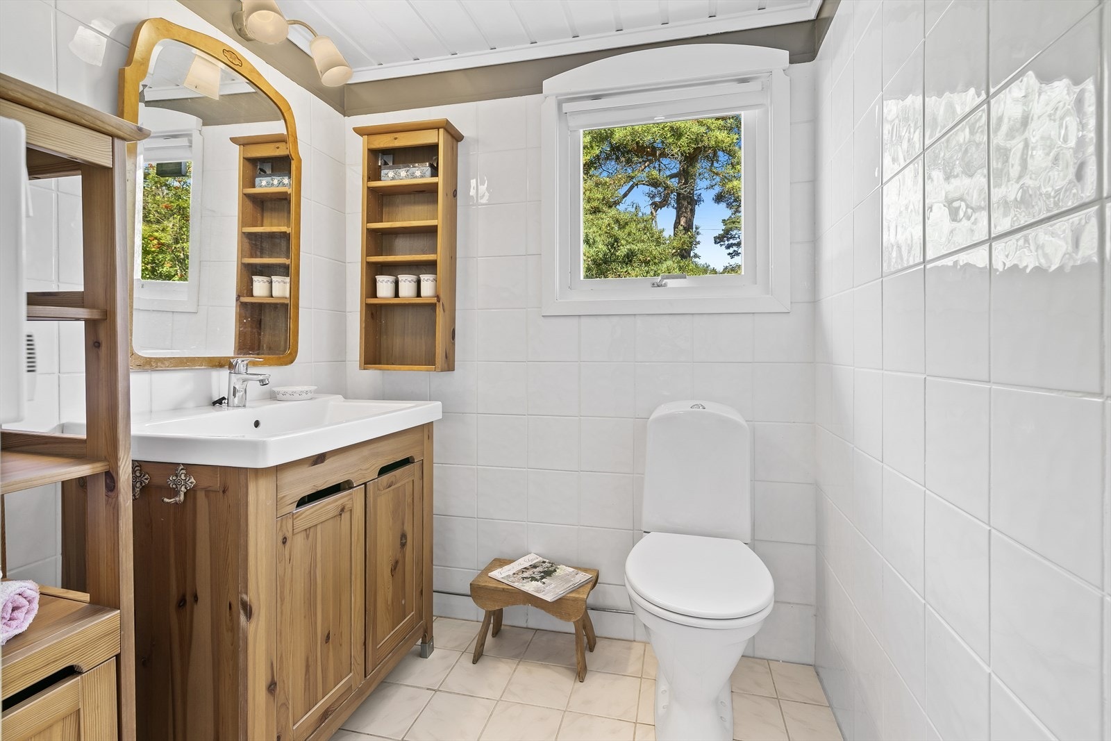 Rommet har flislagte vegger og flislagt gulv med varmekabler. Galleribilde