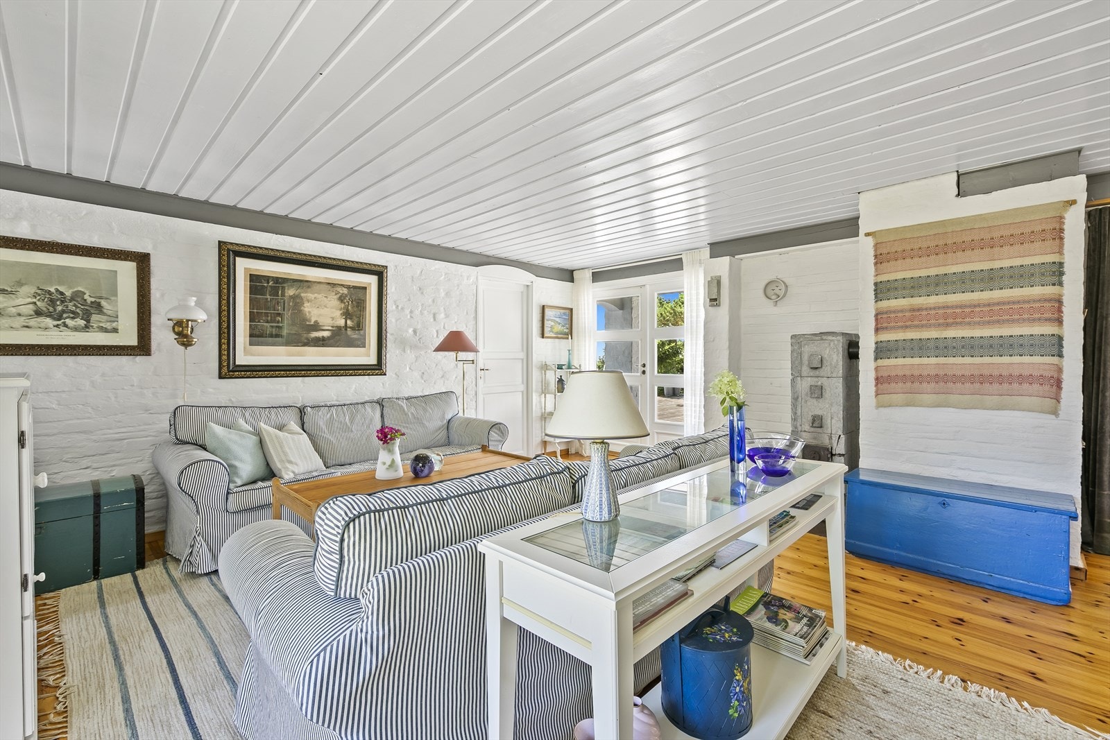 Fra kjøkkenet er det inngang til stua som ligger i tilbygget. Galleribilde