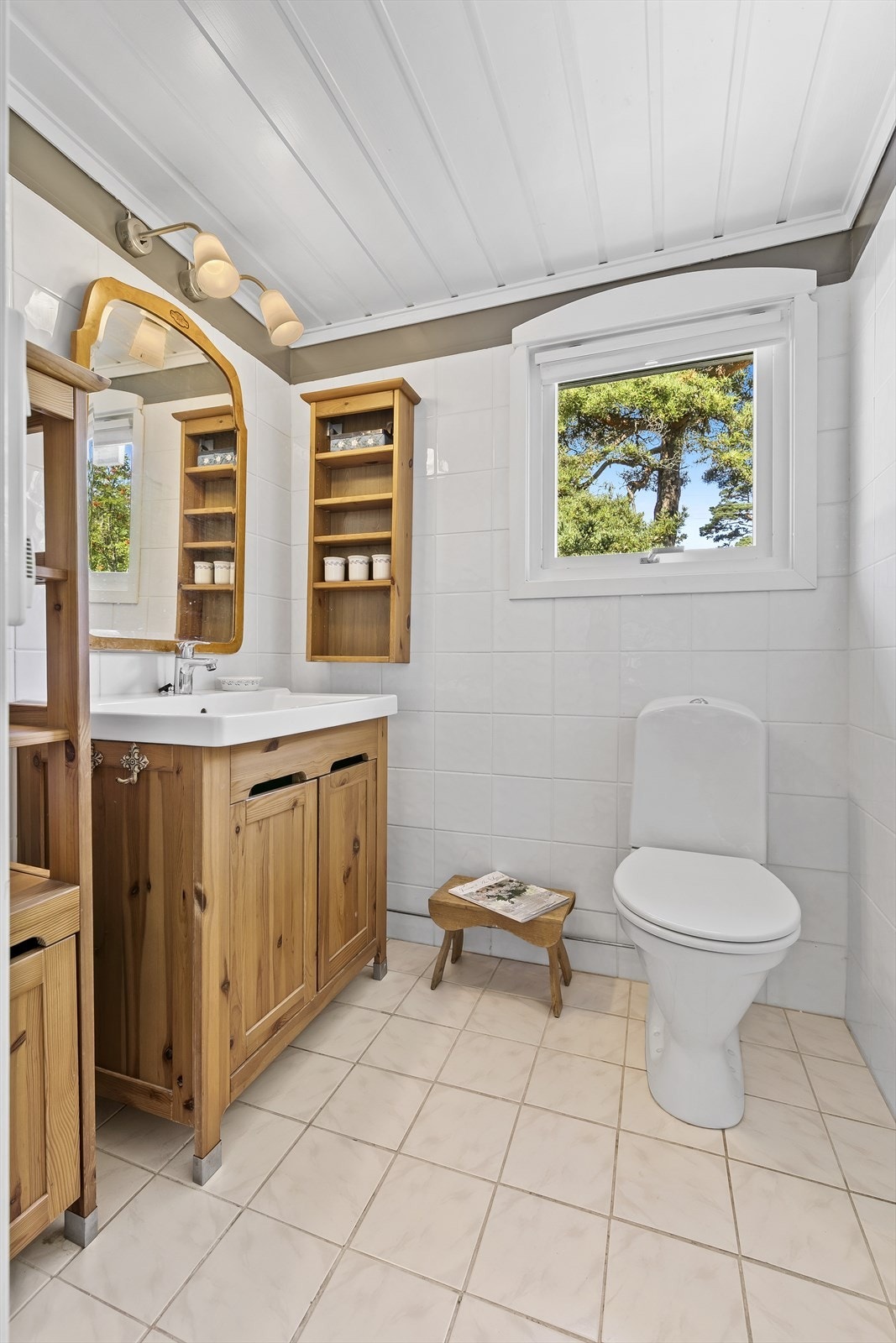 Toalettrom med servant og wc fra 2017. Galleribilde