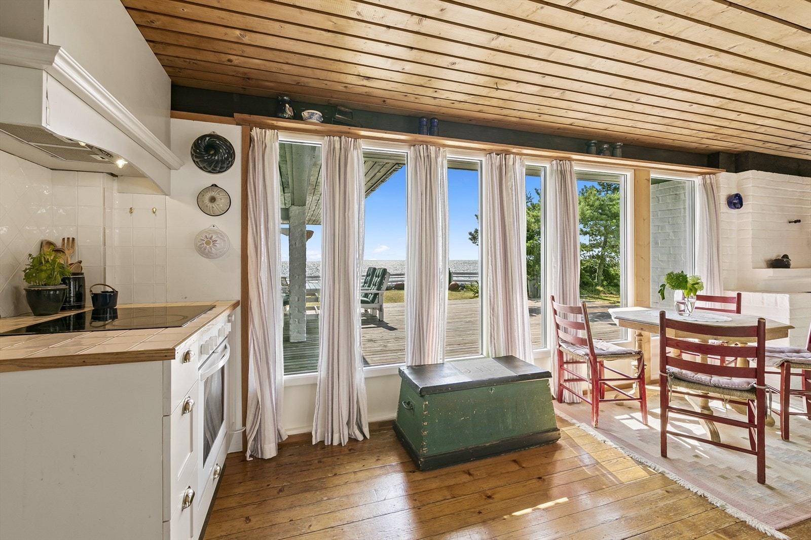 Kjøkkenet har innredning med heltre benkeplate med montert vask. Det er ellers folierte fronter. Galleribilde