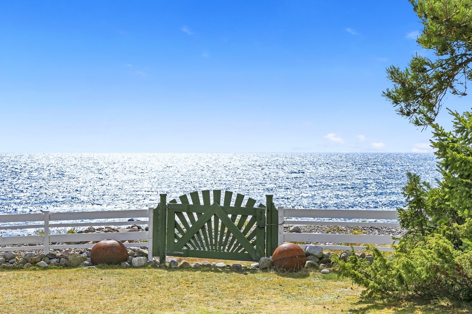 Fra hagen er det port til rullesteinstranda og havet utenfor. Galleribilde