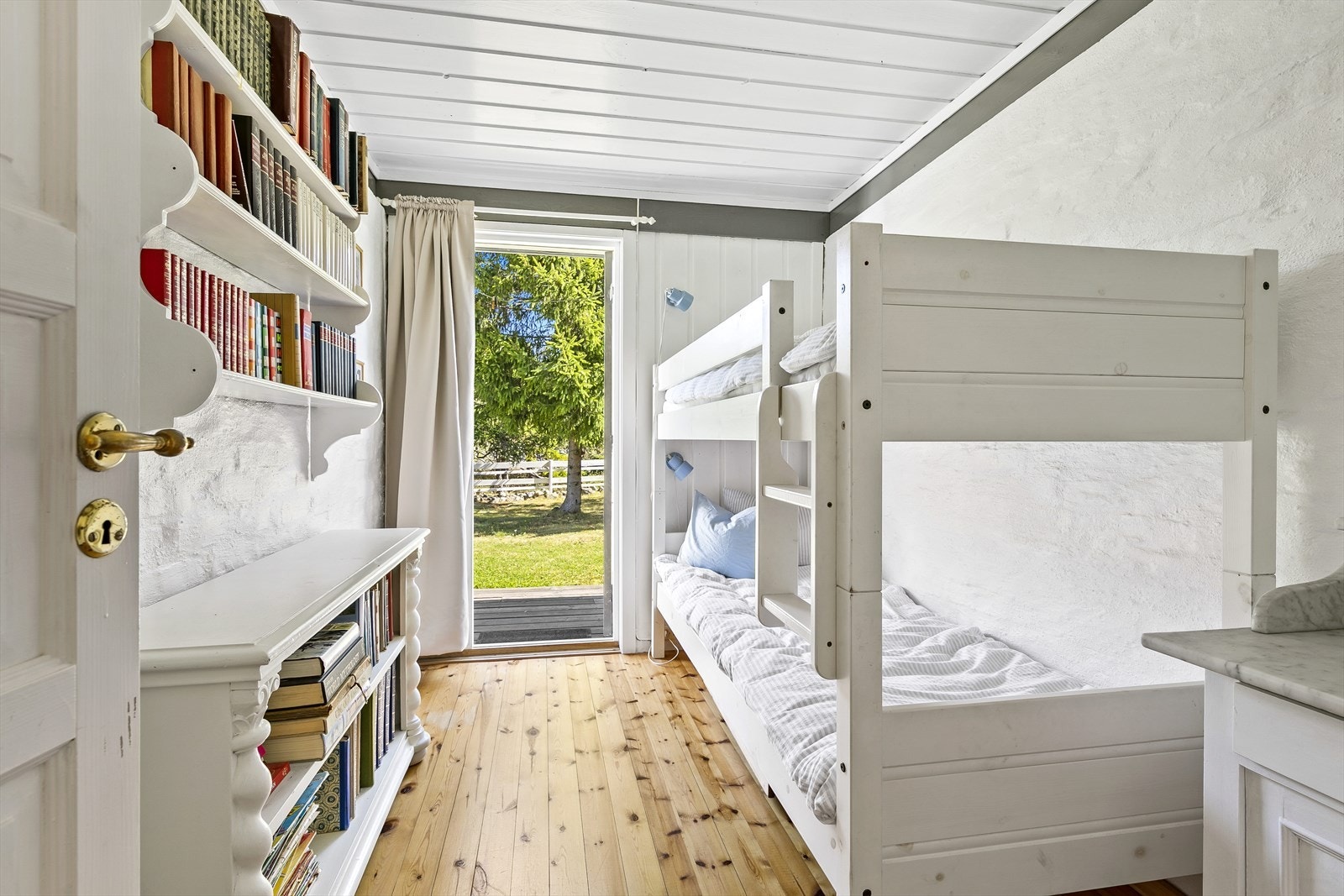 Alle har utgang til terrasse og hage mot nordøst. Galleribilde