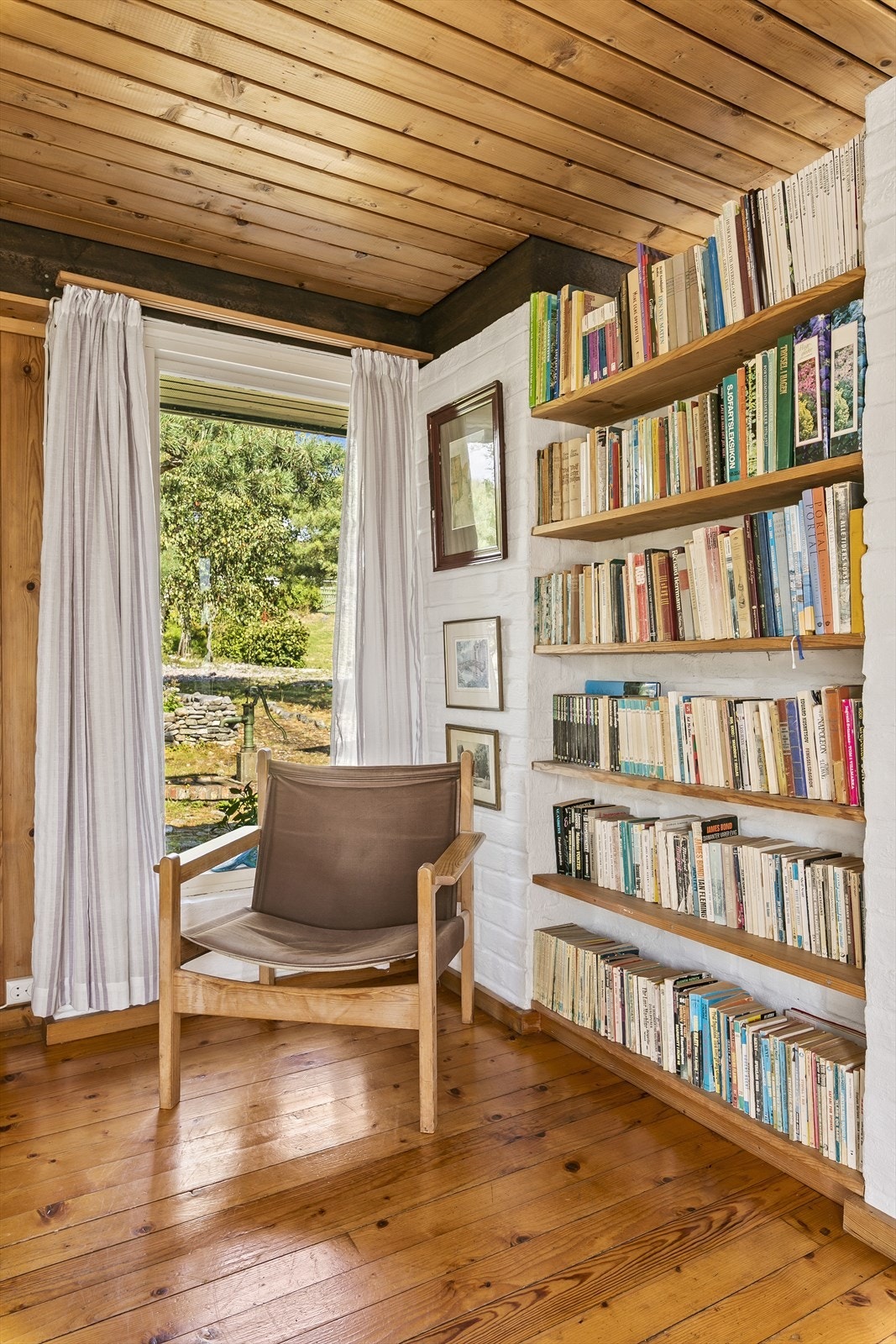 I tillegg er det plassbygd bokhylle i tre. Galleribilde