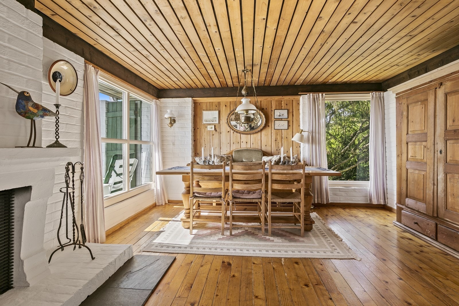 Rommene har furugulv, mur og panel på vegger og panel i himling. Galleribilde