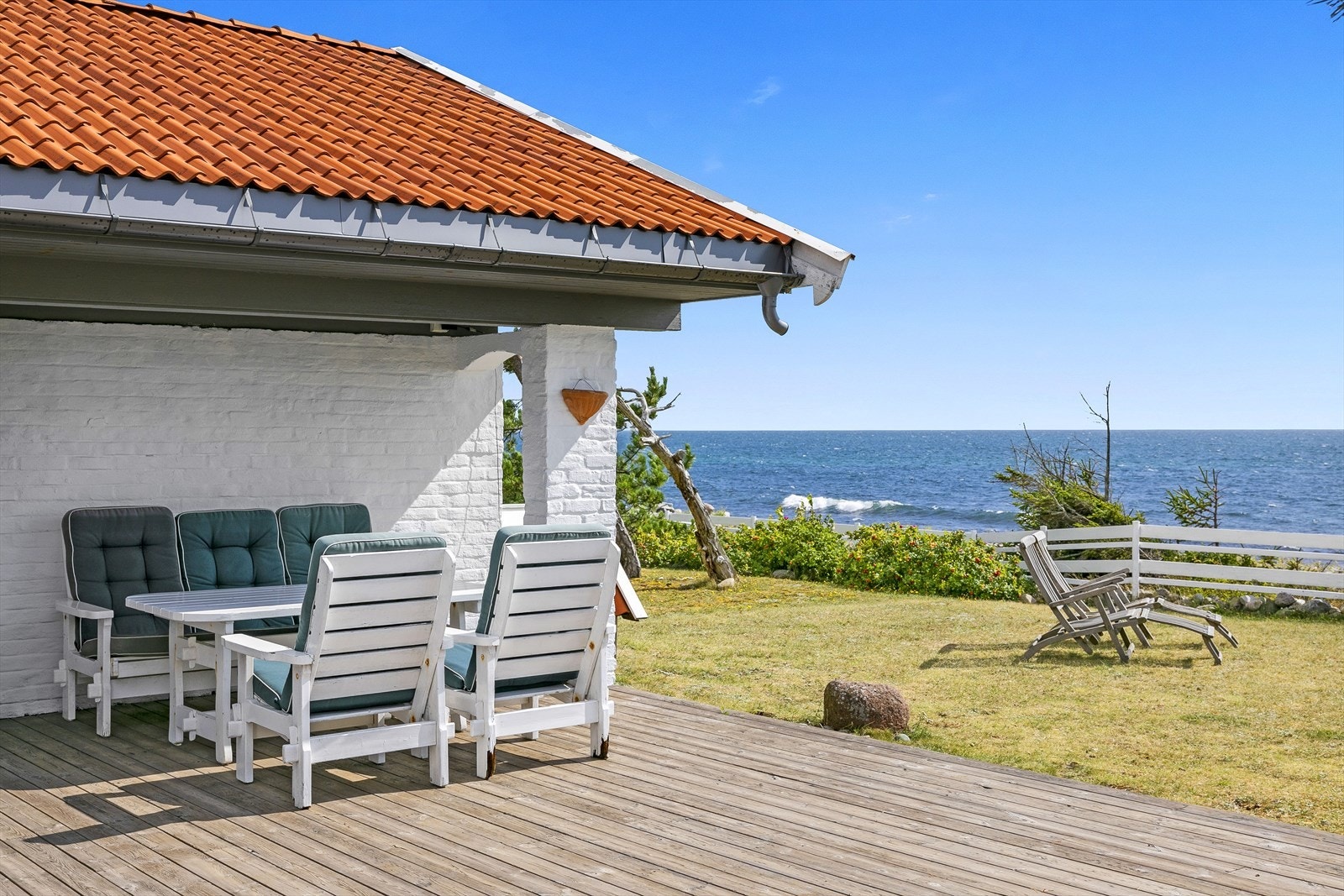 Fra uteplassen er det nydelig utsikt til havet. Galleribilde