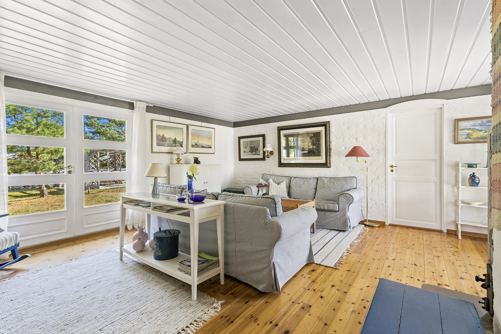 Det er også utgang til terrasse mot nordøst og hagedel med pergola. Galleribilde