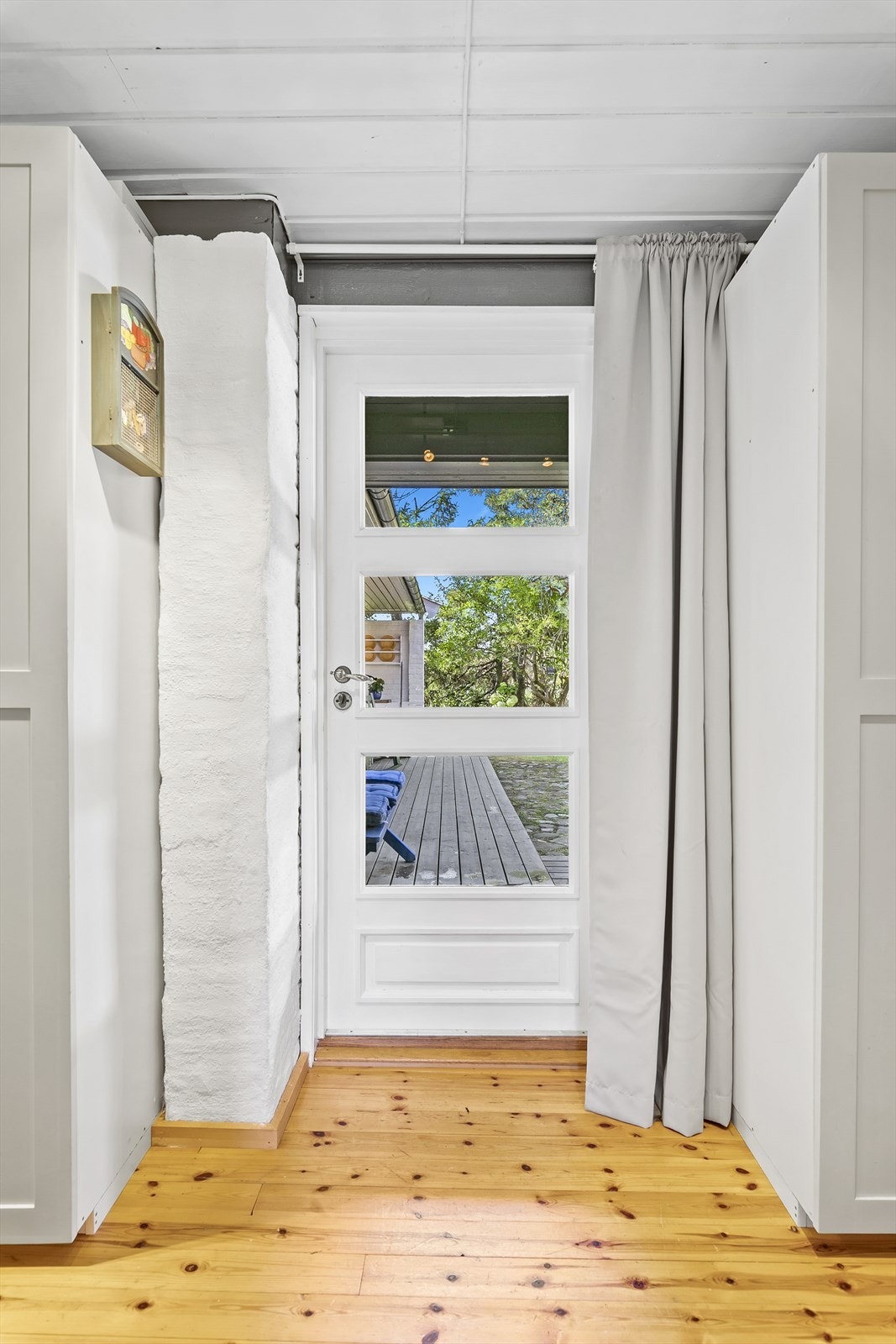 Gangen har inngang fra terrasse mot nordvest ved utekjøkken. Galleribilde