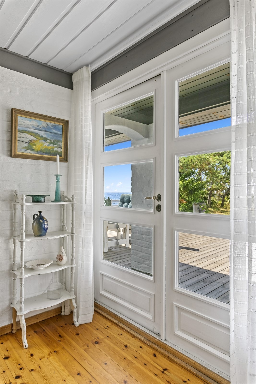 Fra stua er det utgang til terrasse på sjøsiden. Galleribilde