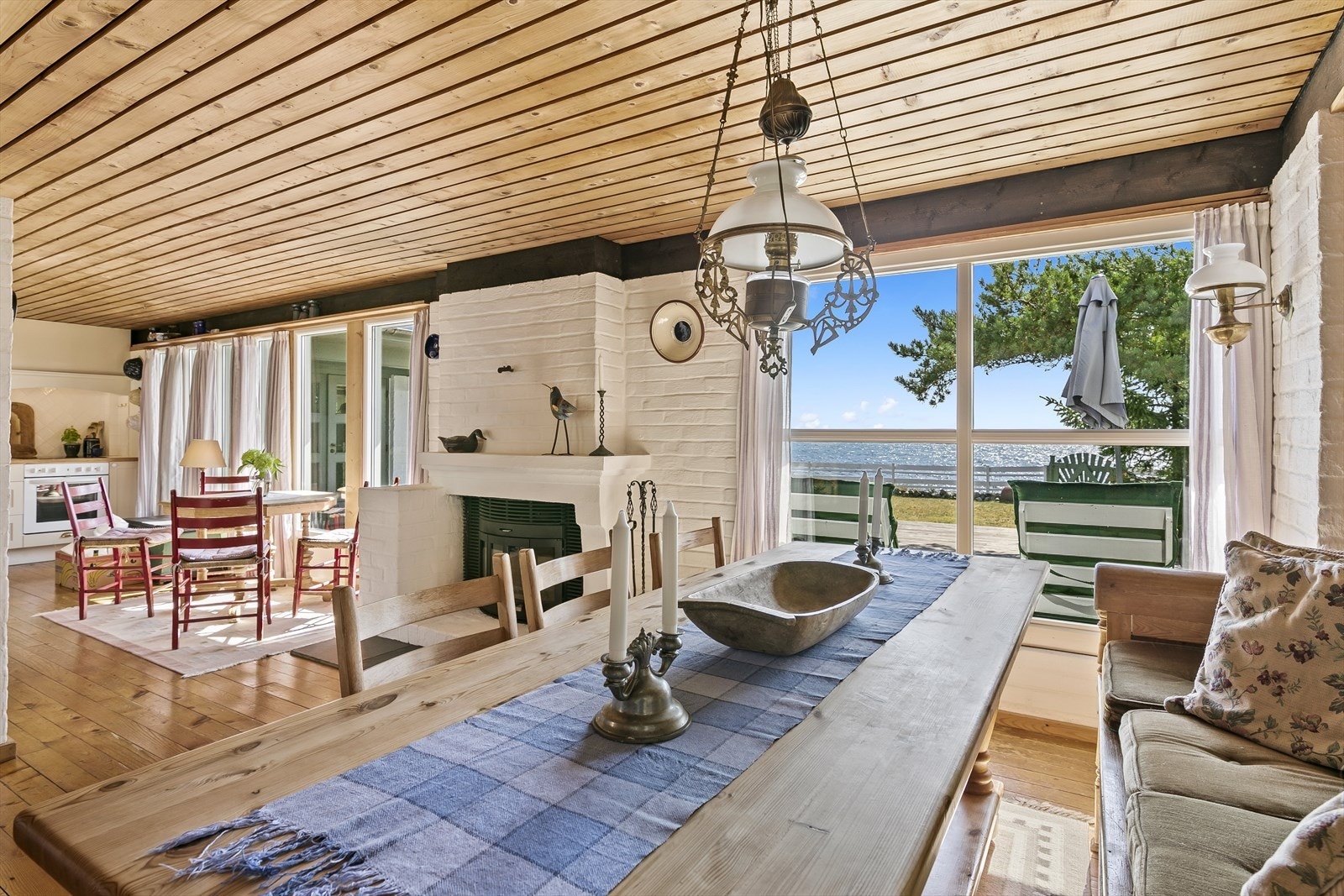 Det er åpen løsning mellom rommene, som har store vindusflater med nydelig utsikt til havet. Galleribilde