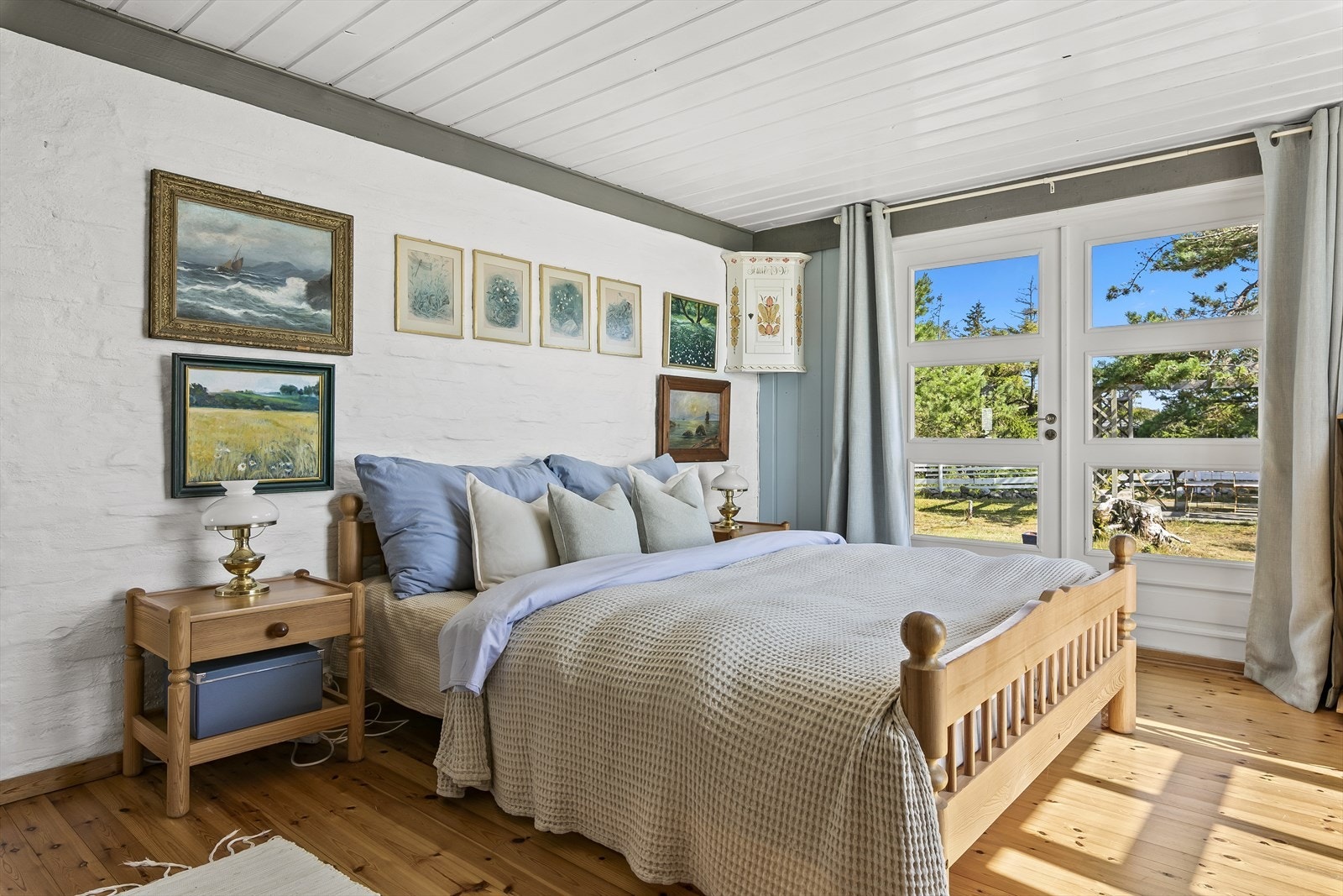 Hovedsoverom innenfor stue, med utgang til terrasse og hage mot nordøst. Galleribilde