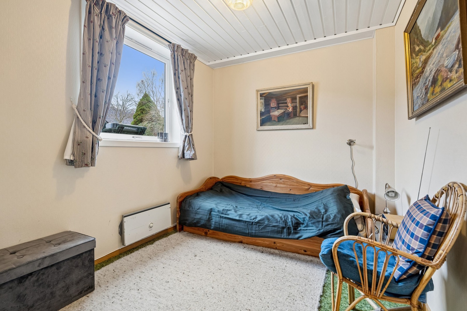 Kjellerom omgjort til soverom. Det foreligger ingen søknad om bruksendring og kjøper overtar risiko for dette. Galleribilde