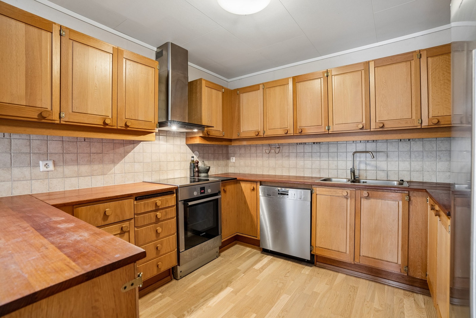 Flott kjøkken i heltre. Galleribilde