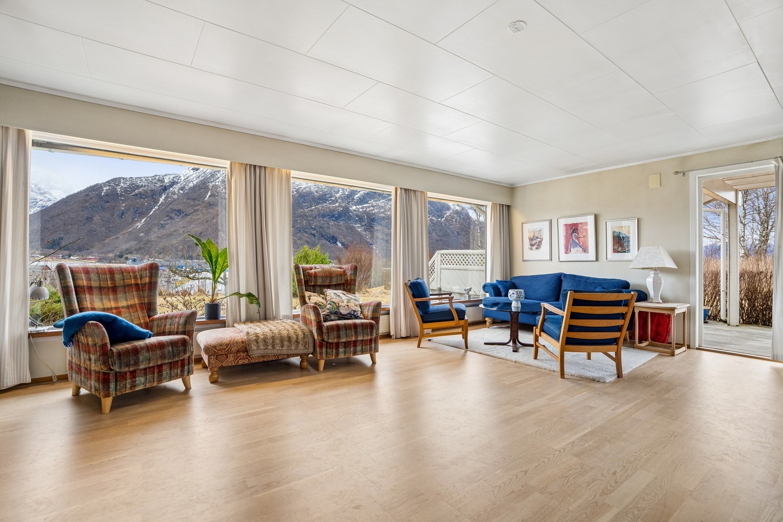 Romslig stue med mye dagslys. Galleribilde