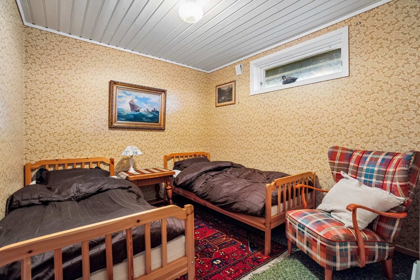 Kjellerom omgjort til soverom. Det foreligger ingen søknad om bruksendring og kjøper overtar risiko for dette. Galleribilde