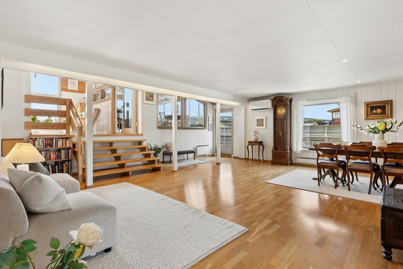 I hoveddelen ligger en romslig og innbydende stue i boligens 1. etg. Galleribilde