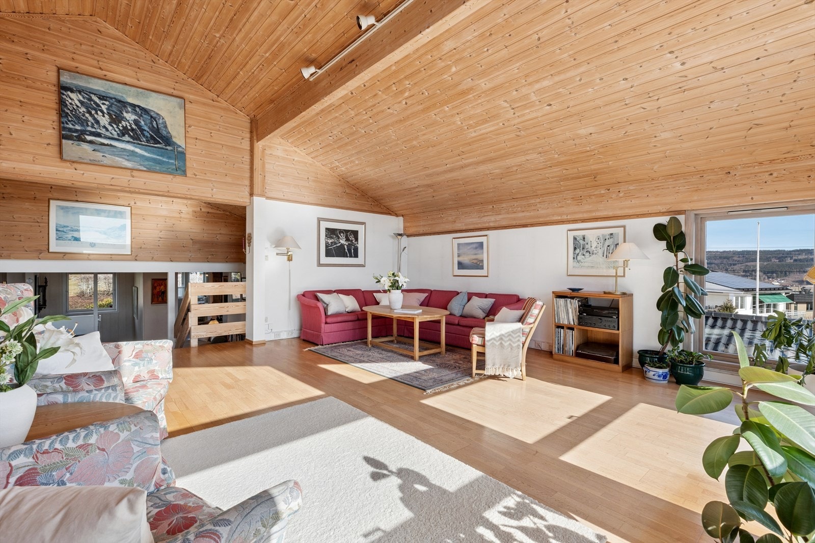 I 1990 ble rommet utvidet med en ekstra stue opp et halvplan, noe som gir en luftig og attraktiv planløsning. Galleribilde