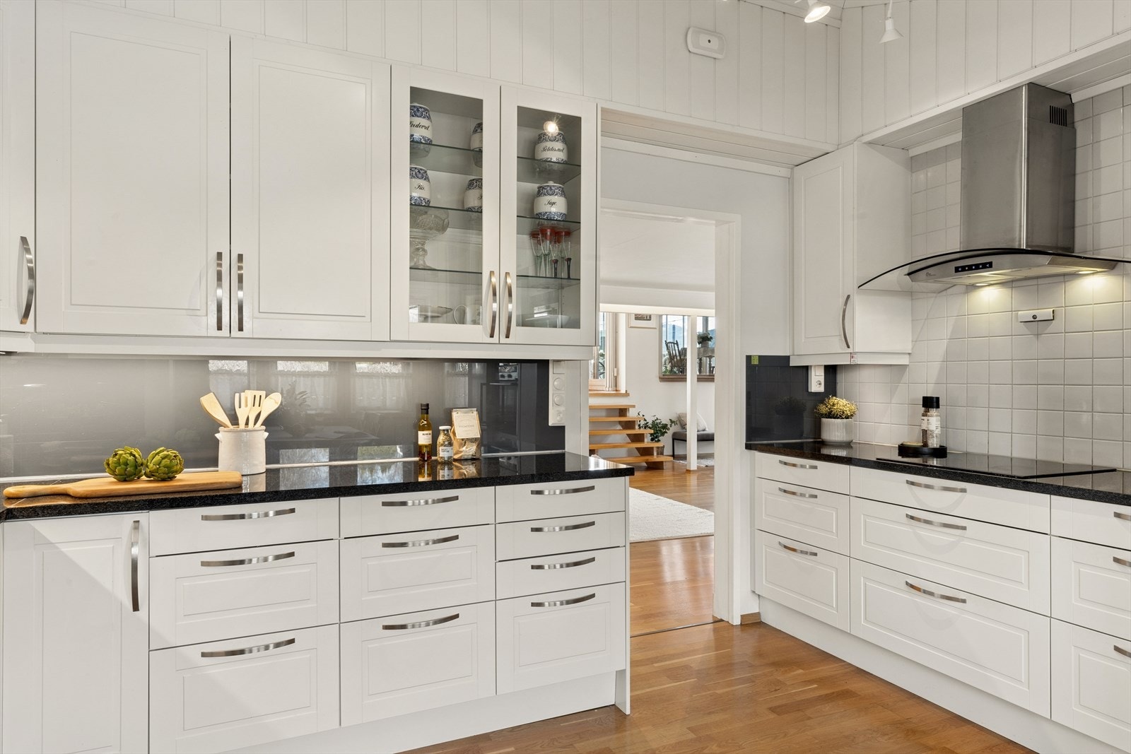 Godt utbygd med rikelig av skap, skuffer og benkeplass. Galleribilde