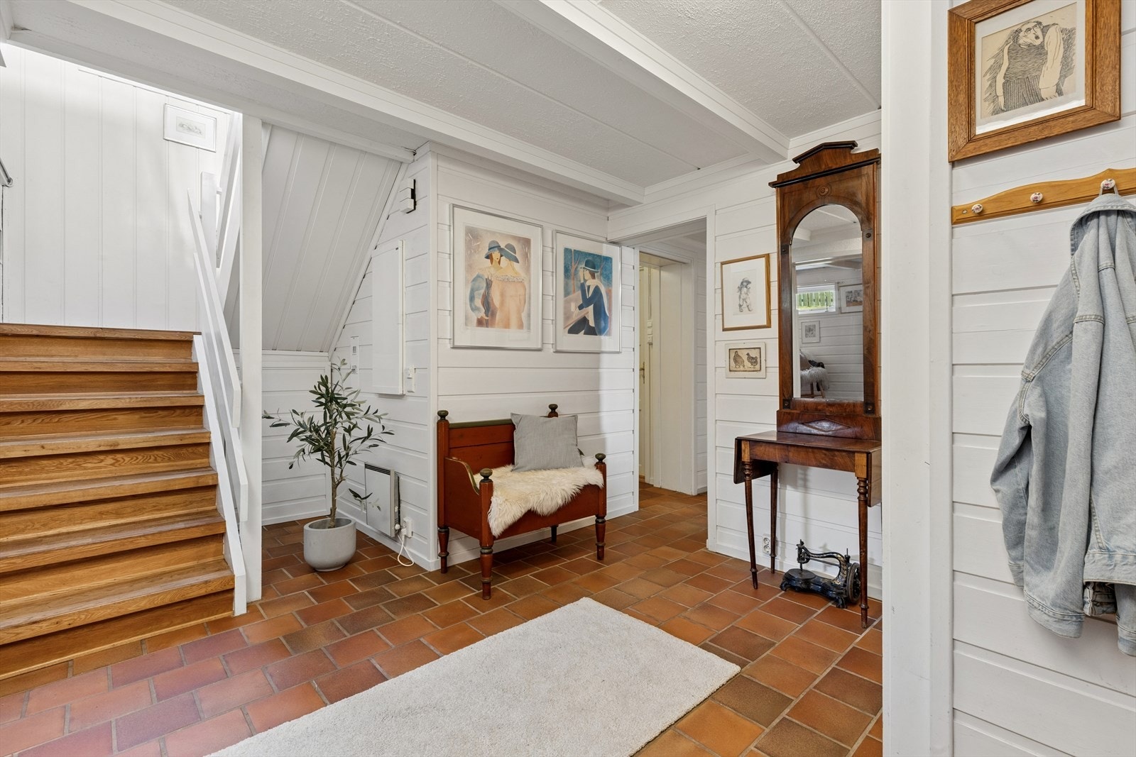 Hall med trappeadkomst opp til boligens 1. etg. Galleribilde