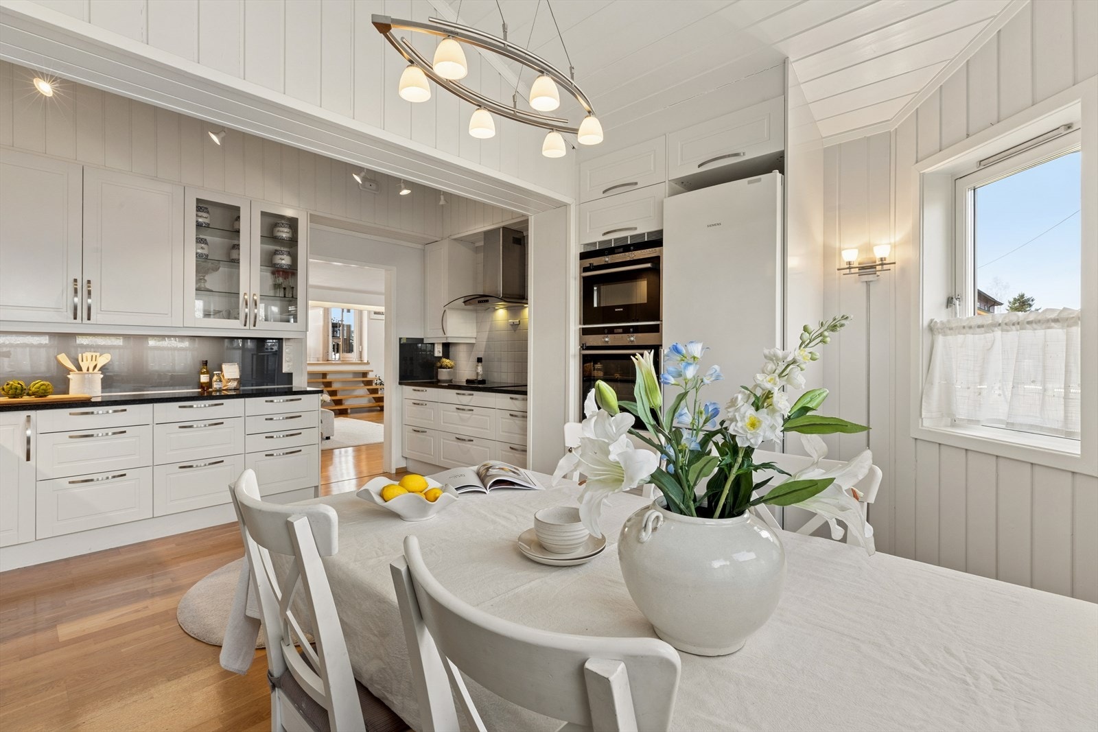 Kjøkkenet i hoveddelen ble tilbygget i 1985/1986 og modernisert med ny innredning i 2013. Galleribilde