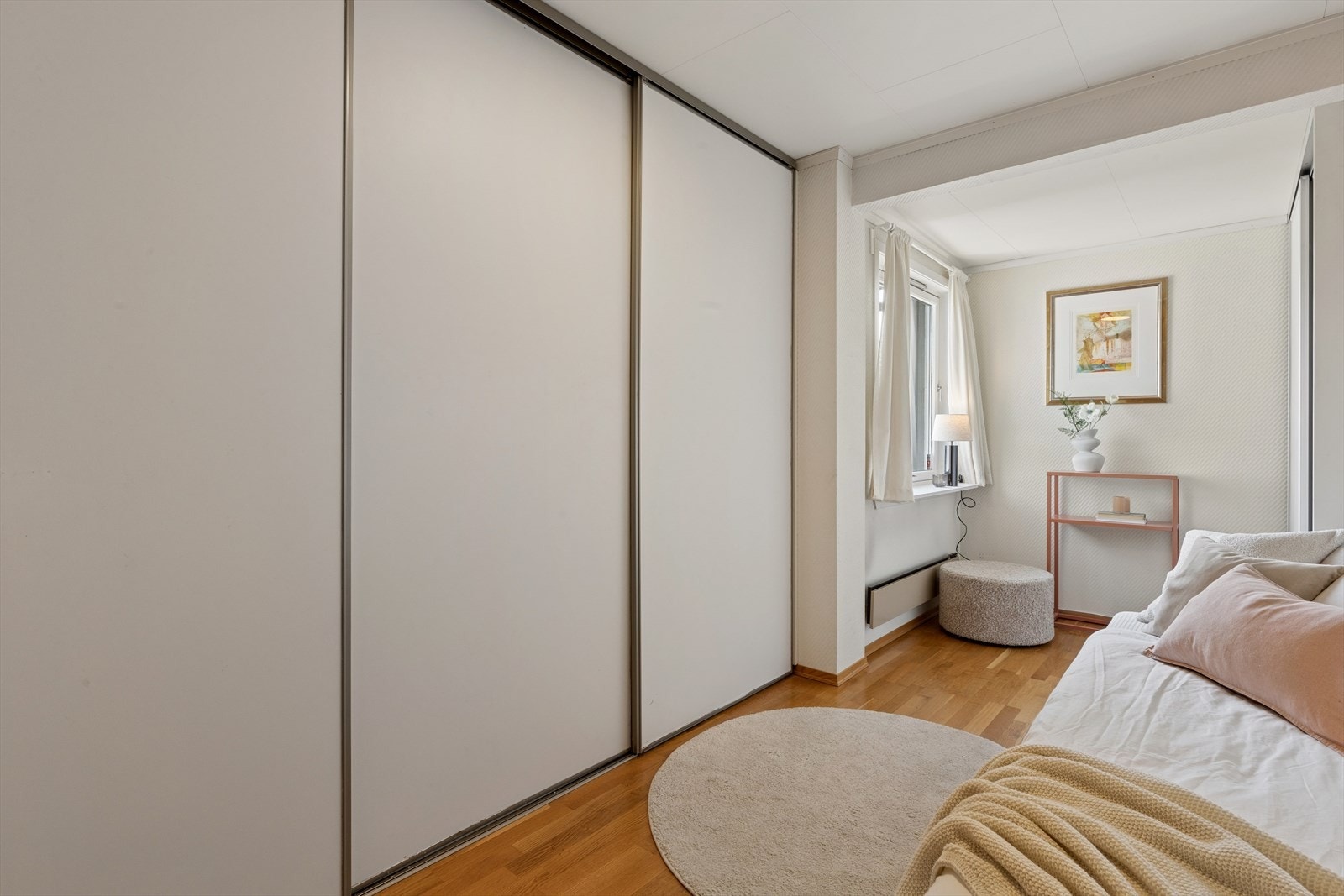 Soverom 3 i hoveddel av boligen. To av soverommene er utstyrt med skyvedørsgarderober. Galleribilde