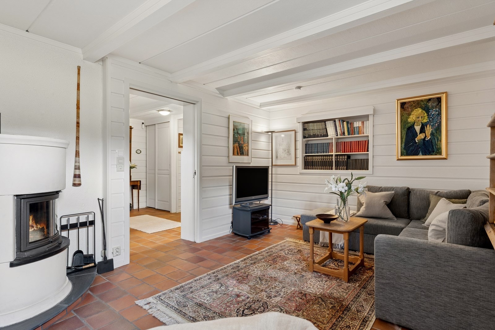 I tillegg til stuen i 1.etg har hoveddelen en ekstra stue i u.etg. Rommet er ikke bruksendret (se pkt. ferdigattest i salgsoppgaven for ytterligere infomasjon). Galleribilde