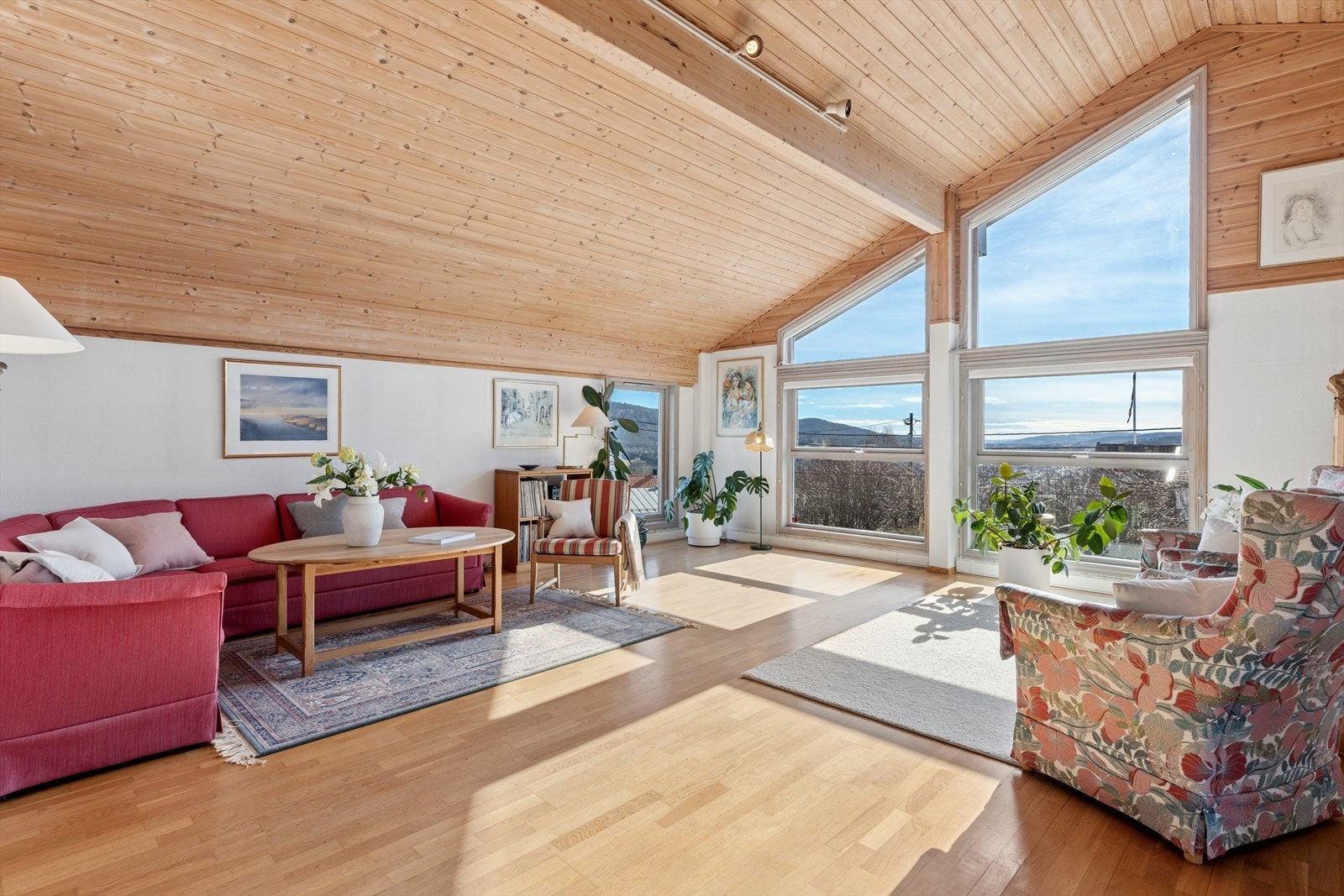 Store, flotte vindusflater som lar daglyset flyte fritt i rommet. Galleribilde