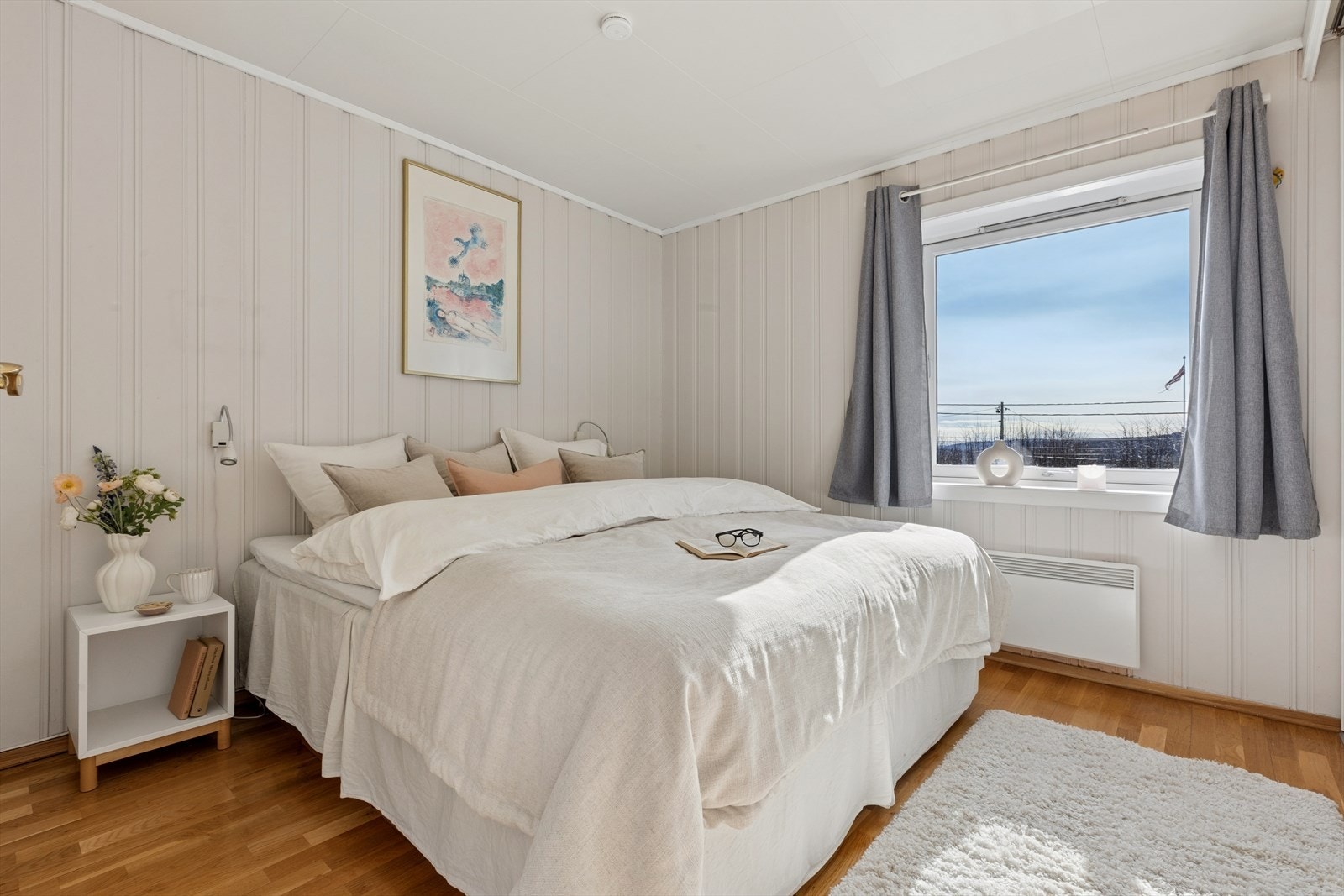 Boligen inneholder flere soverom, hvorav tre beliggende i 1.etg av hoveddelen og ett i boligens utleiedel. Galleribilde