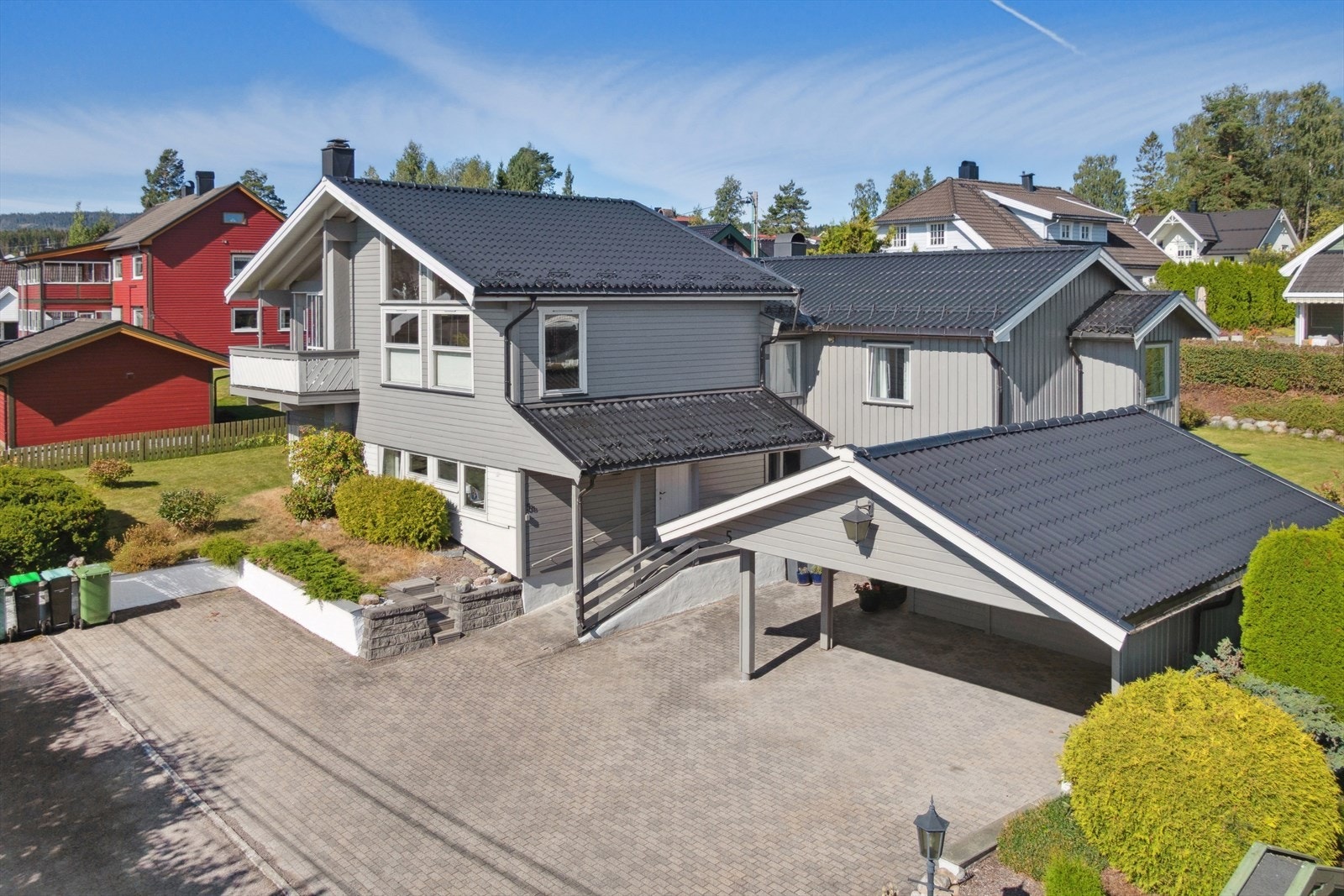 Velkommen til Lundveien 5A og B - en innholdsrik enebolig med utleiedel, beliggende i familievennlig område! Galleribilde