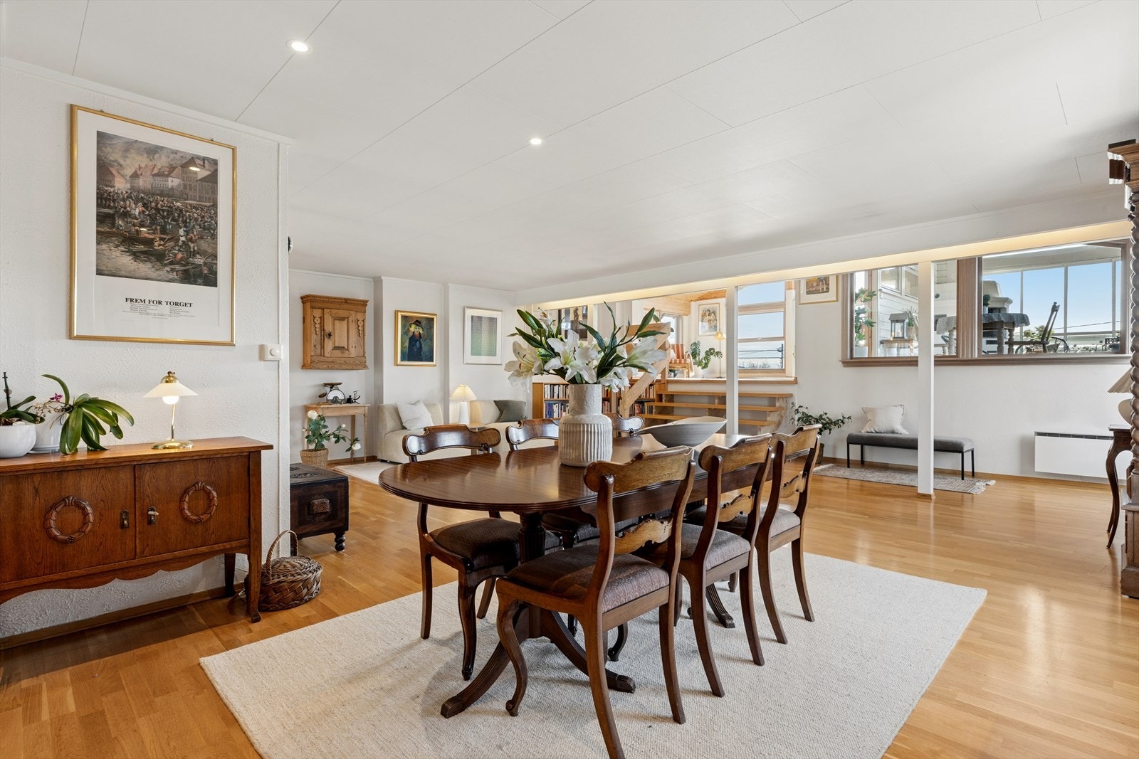 Lyse overflater gjør rommet lett å like, i tillegg til enkelt å innrede med ønsket fargevalg av interiør. Galleribilde