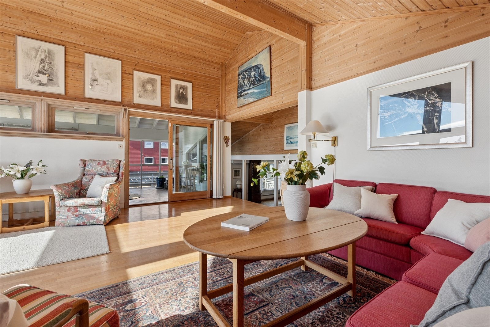 Stue mot innglasset veranda og stue i nedre plan. Galleribilde