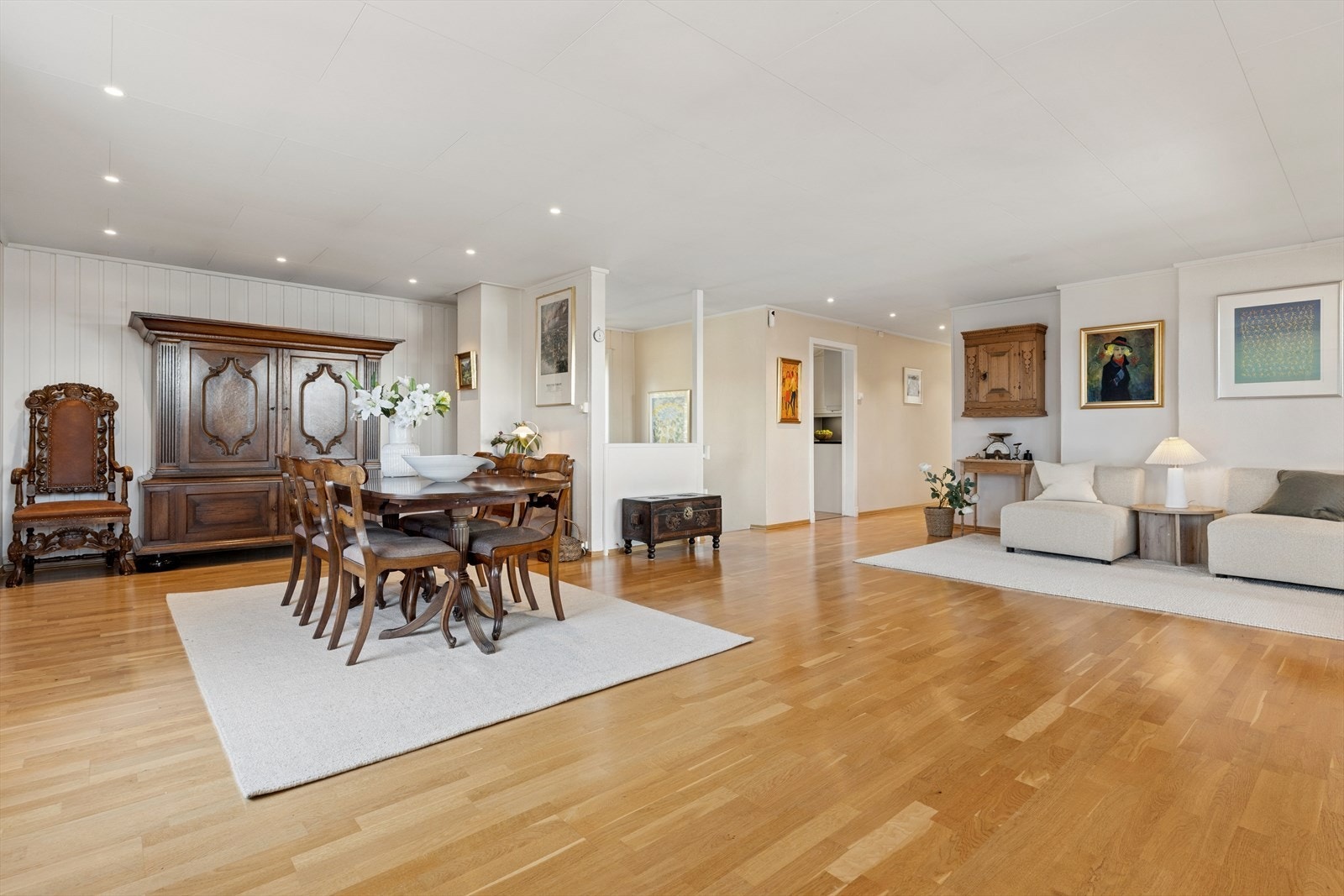 Rommets utforming gir også god plass til å danne de ulike soner med både, sofa og spisegruppe om ønskelig. Galleribilde