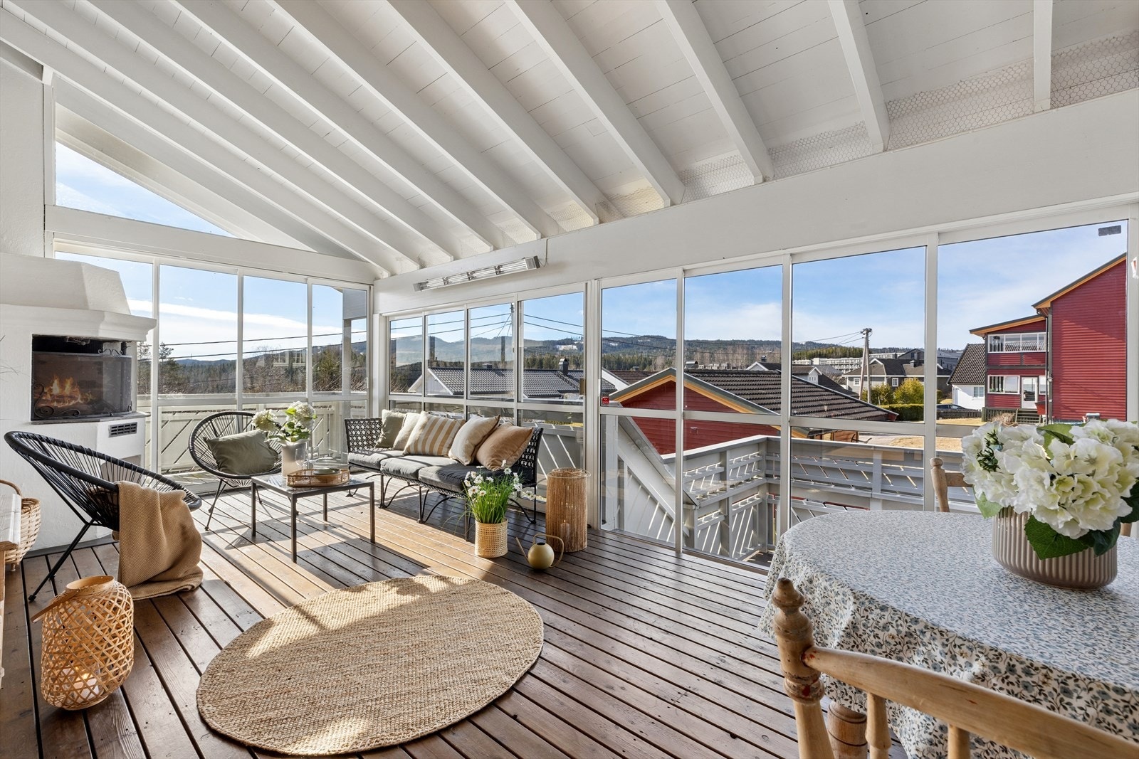 Den innglassede verandaen fungerer som en naturlig forlengelse av stuen og gir et lunt og trivelig ekstra oppholdsrom gjennom store deler av året. Galleribilde