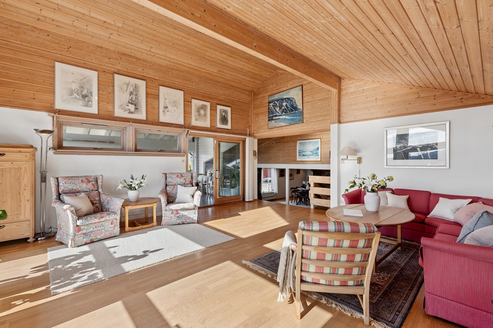 Herfra er det også direkte utgang til innglasset veranda på 23 m2. Galleribilde