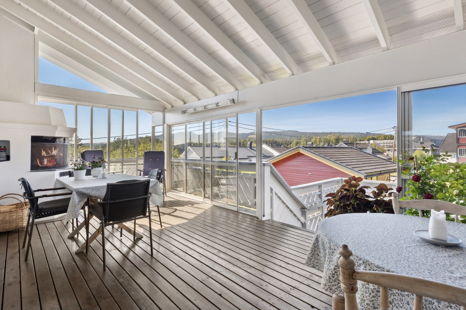 Trapp ned til terrasse fra innglasset verandadel. Galleribilde