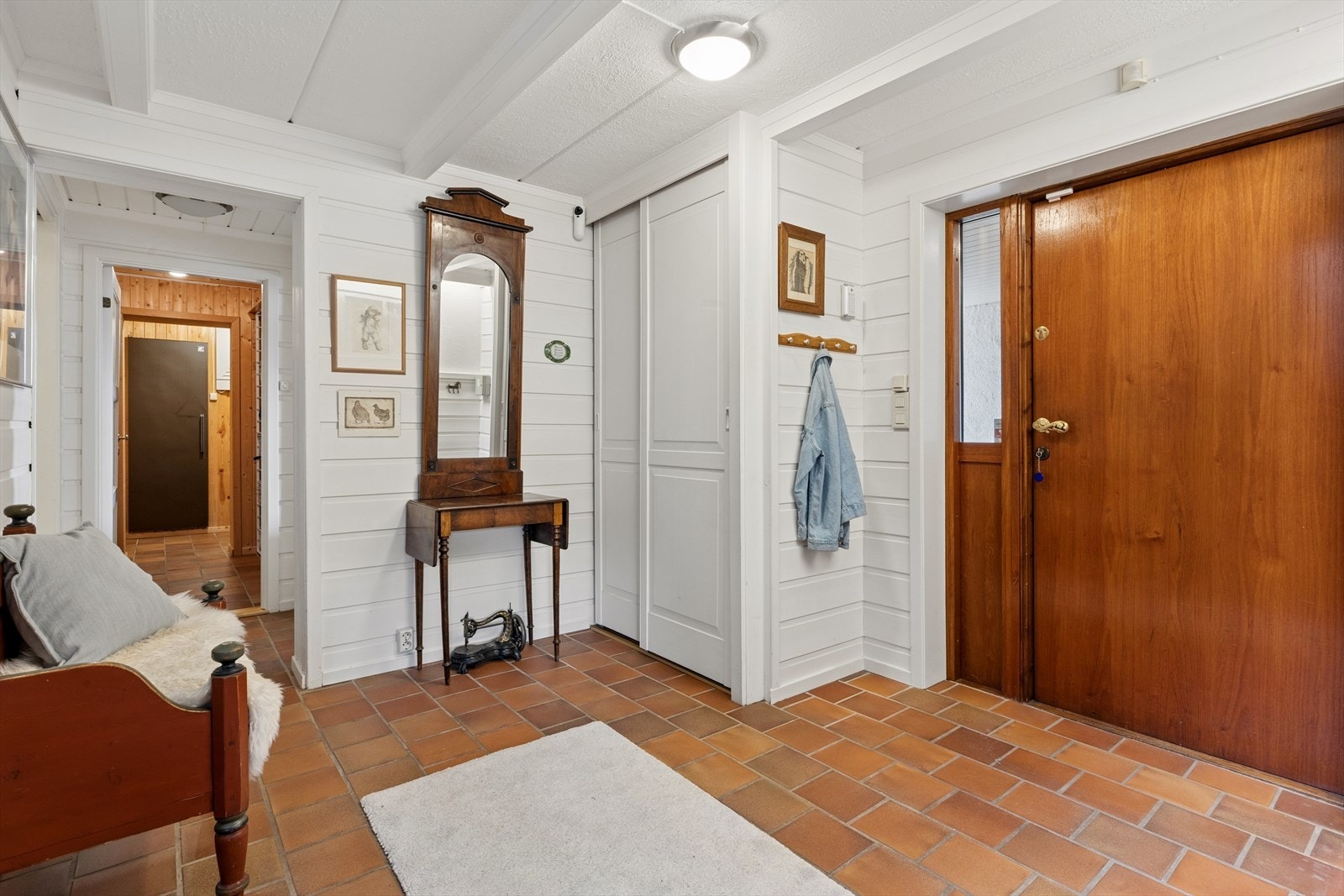 Hall m/trapp i boligens hoveddel i u.etg. Galleribilde