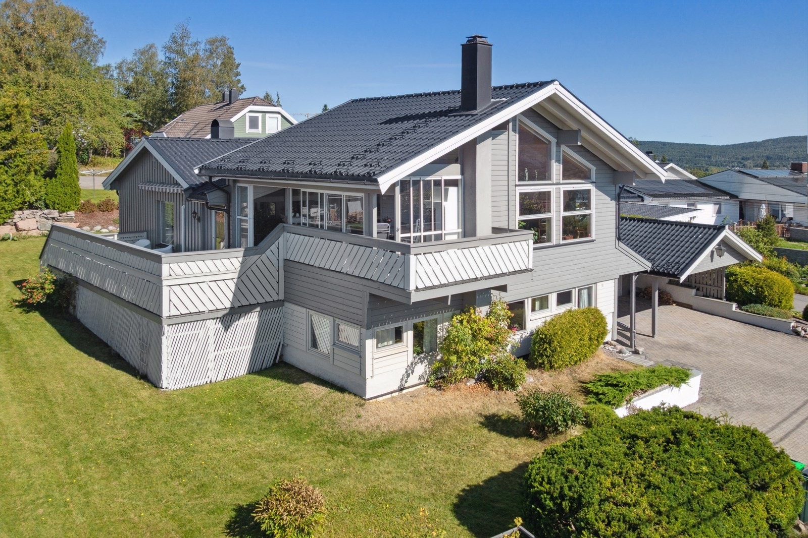 Boligen byr på solrike uteplasser med flott utsikt mot Romeriksåsen i øst og mot Gjelleråsen i sør. Galleribilde