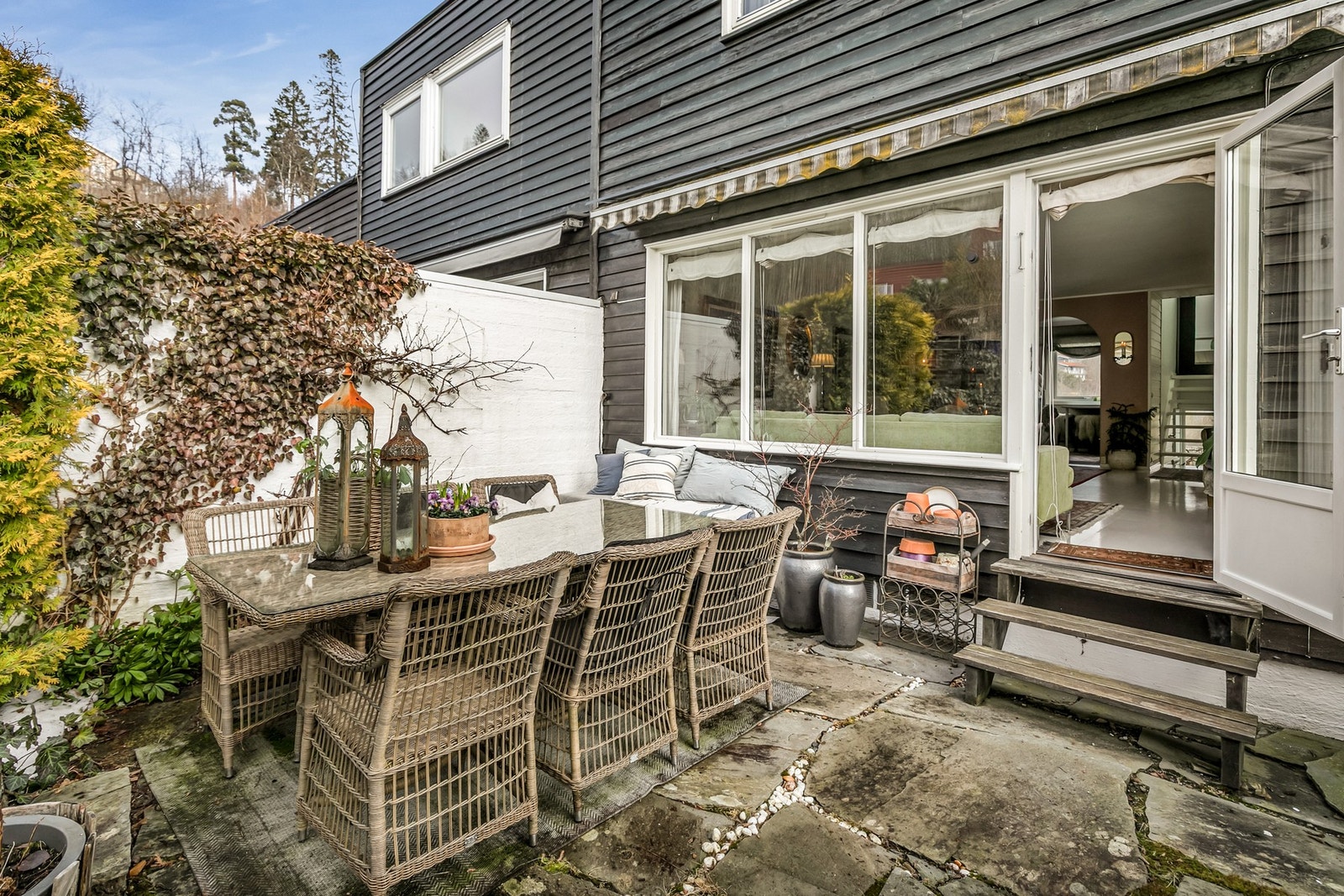 Boligen har en utrolig koselig uteplass med gode solforhold. Galleribilde