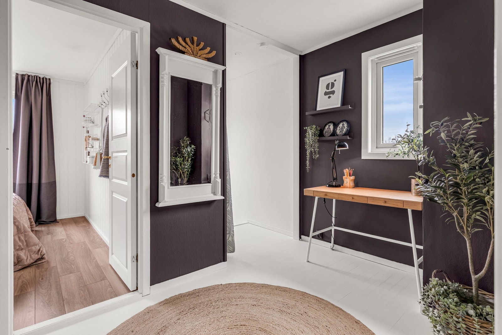Gangen er romslig med plass til oppbevaring, her også en pult plassert fint ved vinduet. Galleribilde